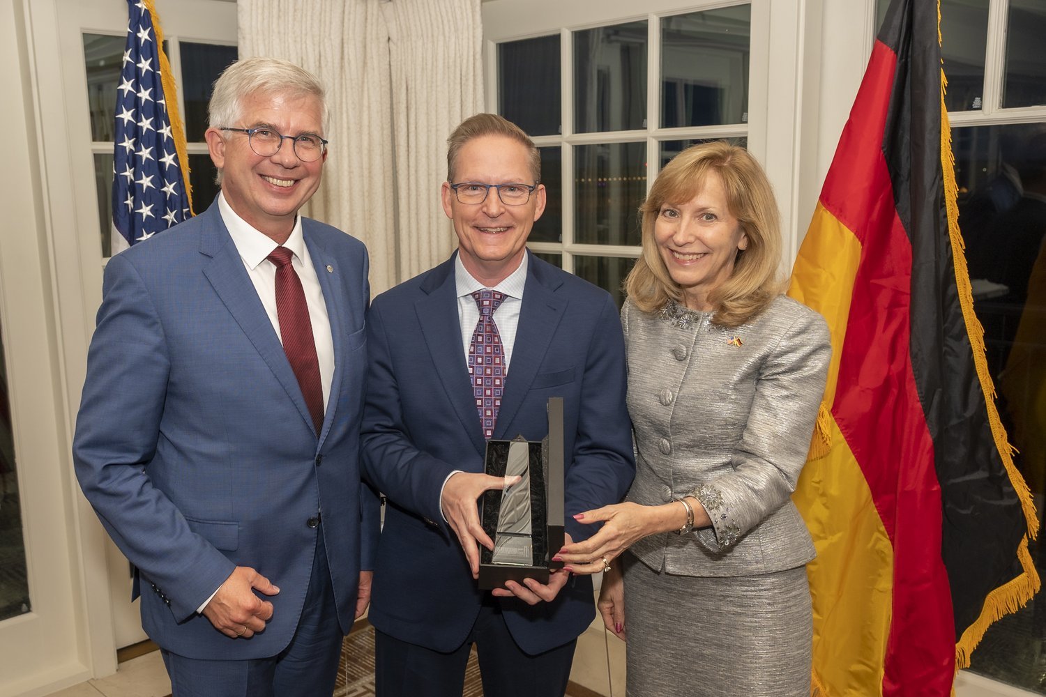  Mike McDermott (Pfizer, Chief Global Supply Officer and Executive Vice President), center, accepts 2022 Leadership Award on behalf of Pfizer. On left, Dr. Andrew Ullmann, MP, on right, Anna Schneider, (Volkswagen / GABC Board Member) 