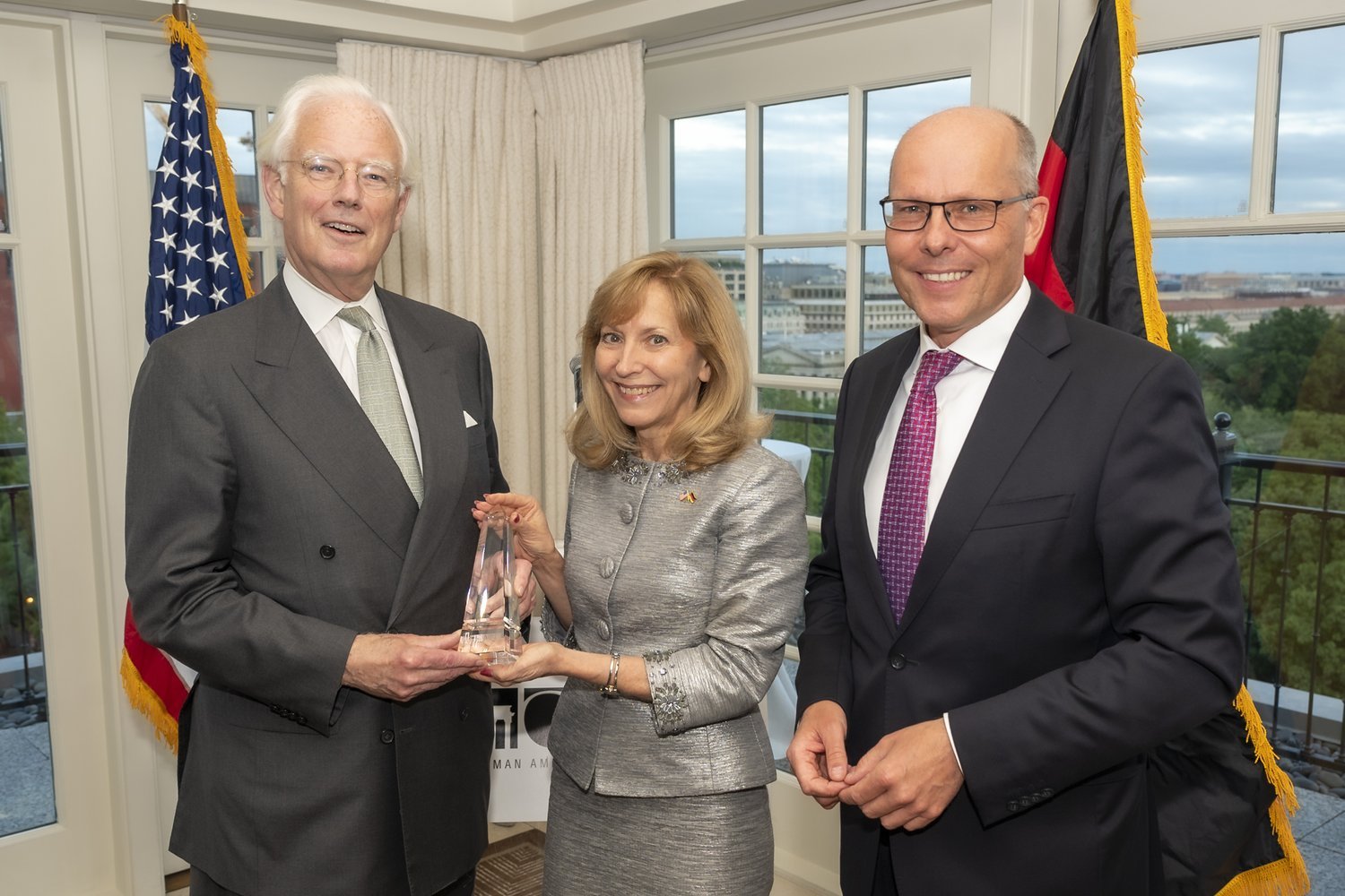  Alan MacDonald (Citigroup, Vice-Chairman of Citibank; Chairman of Corporate Banking and Chief Client Officer of Citi), left, accepts 2020 Leadership Award on behalf of Citi. On right, Peter Beyer, MP, in center, Anna Schneider (Volkswagen, Senior Vi