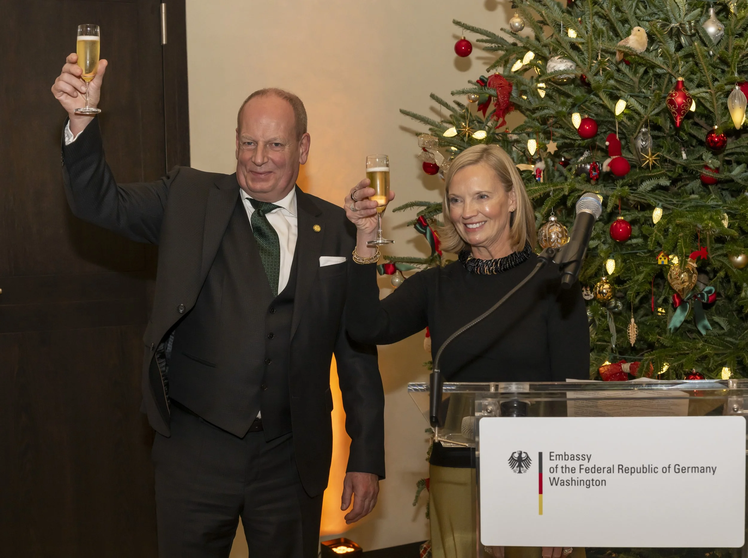  H.E. Jens Hanefeld (German Ambassador to US) and Ann Fairchild (Siemens USA) make a toast at the 2025 GABC Annual Membership Reception 