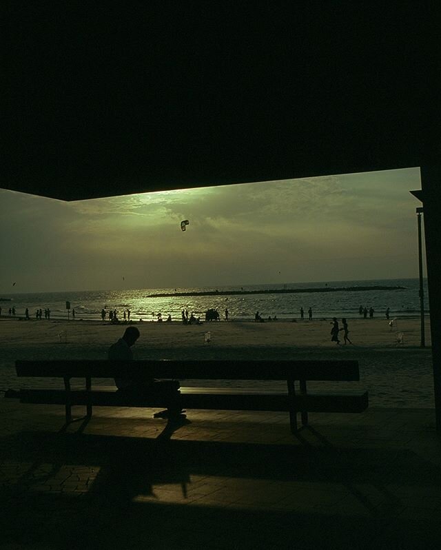 SUNDOWN IN TEL-AVIV ⠀⠀⠀⠀⠀⠀⠀⠀⠀
with kite surfers and man on an bench at the beach on film ⠀⠀⠀⠀⠀⠀⠀⠀⠀
🌚✨⠀⠀⠀⠀⠀⠀⠀⠀⠀
#analogphoto #filmisnotdead #35mm #noeidts #travelphotography #filmisgod #filmshooters #telavivjaffa #analoguecollective #apricotmagazine 
