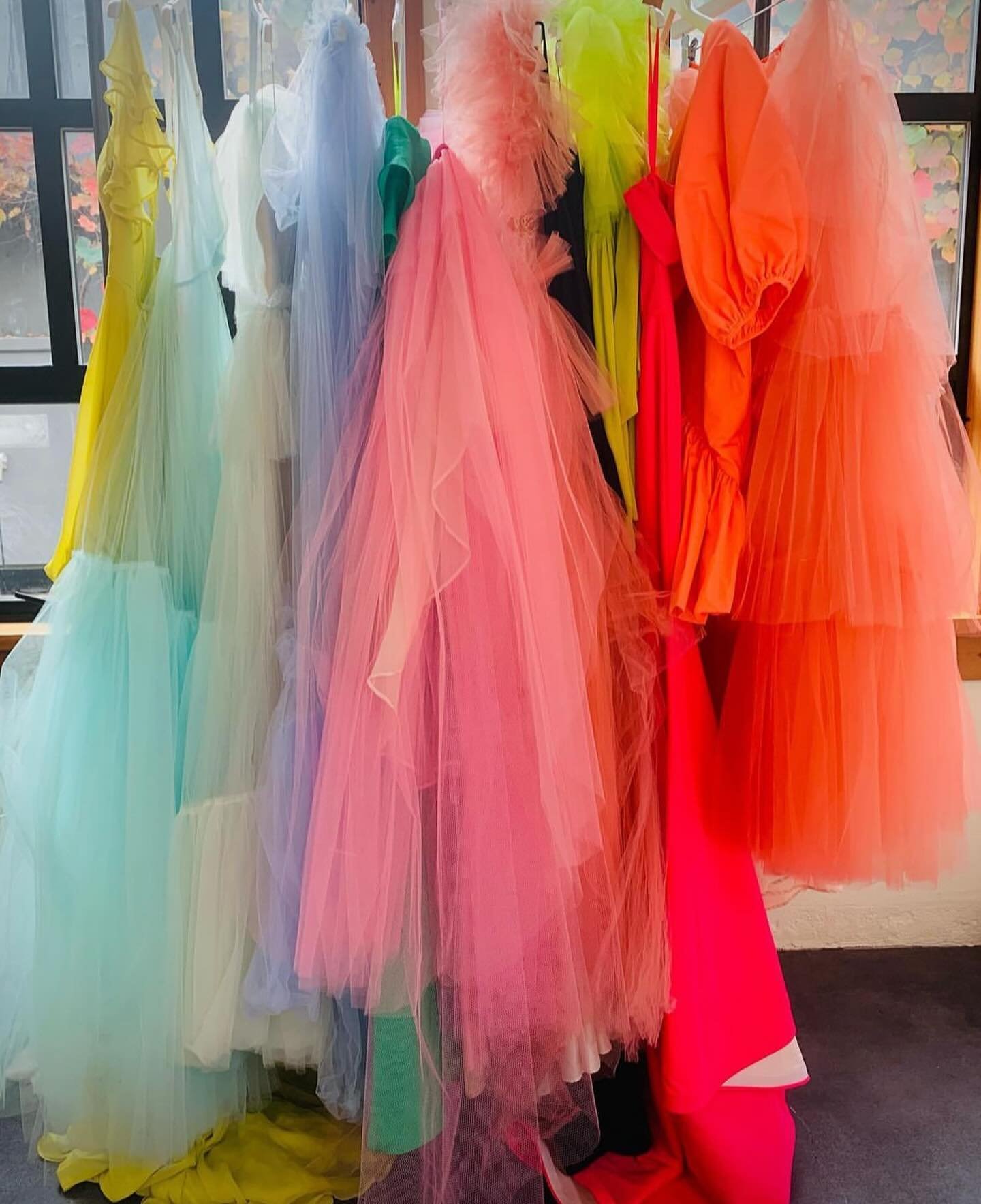 Color? Yeah&hellip; yeah, we&rsquo;ve heard of her 💅 @elizabethdye TRUNK SHOW will be here THIS WEEKEND and there are still spots available! Vintage silhouettes in shocking shades and classic colors with playful details - Elizabeth creates the quint