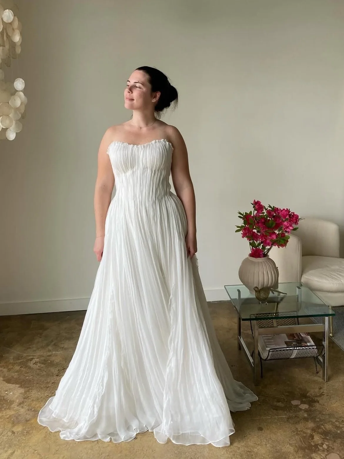 A casual bride parade from our favorite tailor @whiteorchidbridal 💅 Did you know that alterations are almost always required to achieve the perfect fit for your wedding dress? These can range from very basic to incredibly creative. Some simple alts 