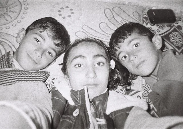 Selfie By Hividar she is 11 years old 
Selfie: Hividar 11 yaşında 
#sirkhane #sirkhanedarkroom #childrenwithcameras #analogphotography #analogfilm #childrenshootfilm #darkroomwithchildren#mardindarkroom #flyingdarkroom #flyingsirkhanedarkroom #ilford