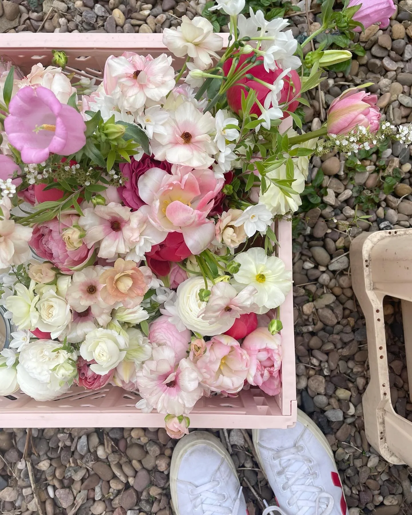 B T S of Verity&rsquo;s gorgeous wedding at the end of April. I loved her scheme of whites and pinks - perfect for a spring wedding 🥰 
.
.
.
.
1. Bud vases packed up ready
2. Exquisite ranunculus from @theyorkshireflowerpatch 
3. Bridesmaids waiting