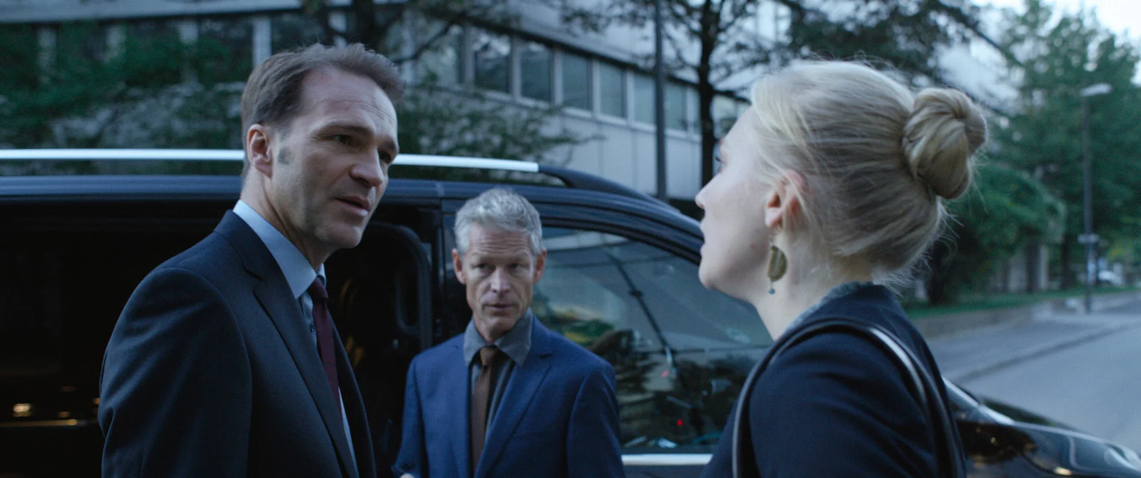 4Limbo_Stills_press_ElisaSchlott_AnaBergmann_MathiasHerrmann_FrankMailing_SteffenWink_HenryDubois_Taxi©NORDPOLARIS.jpg