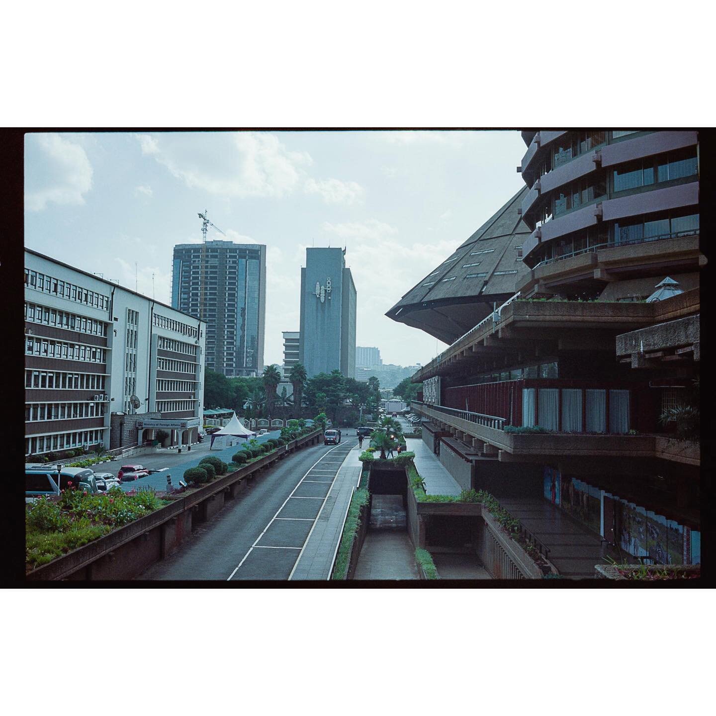 Loved this clash of lines and architecture in the city centre of Nairobi. For what ever cause the respective shot didn&lsquo;t make the cut 😑 but I am sure @simon.denda had his reasons.
.
#shootfilmnotpeople #silbersalz35 #kodak #vision3 #250d @maki