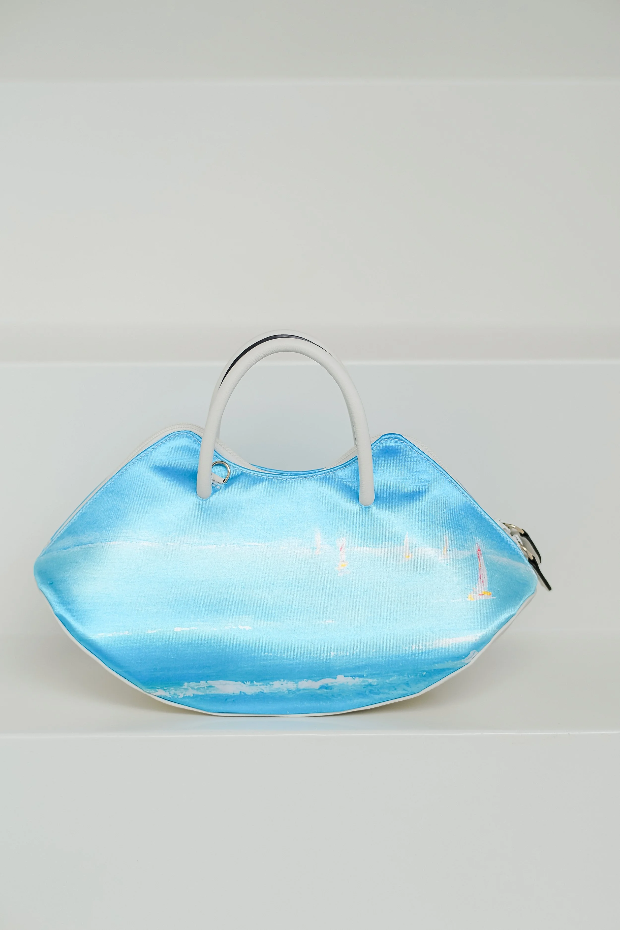 Sac cuir veau blanc , arts2be x Awardt, oeuvre Anne-Marie Monin