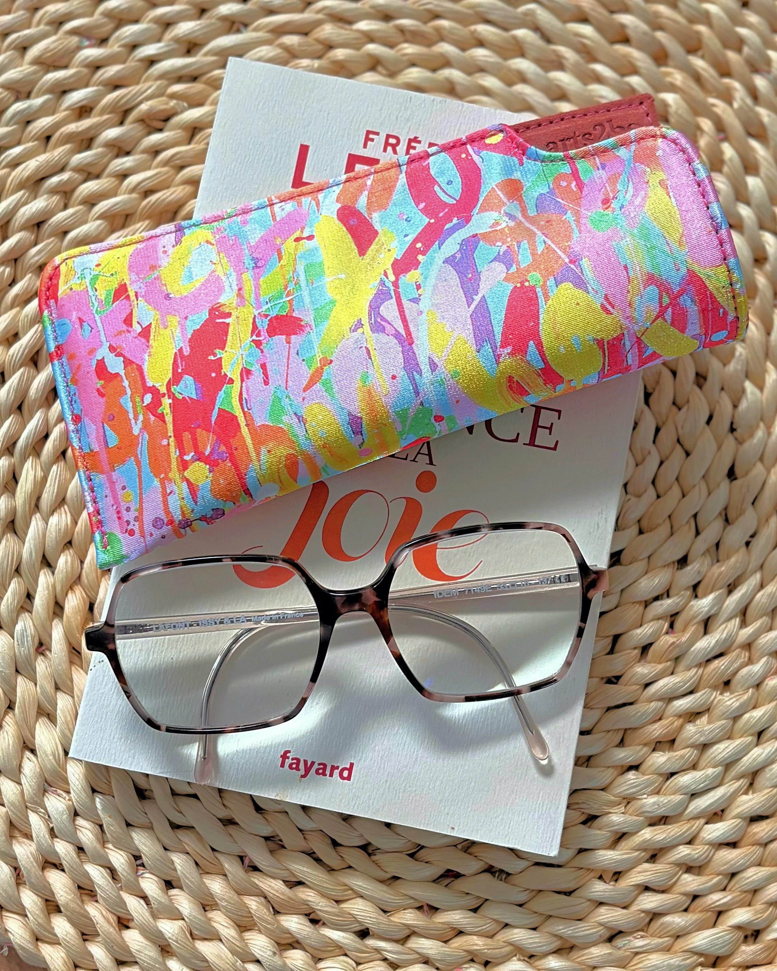 Etui à lunettes daim rose, oeuvre Isabelle Pelletane