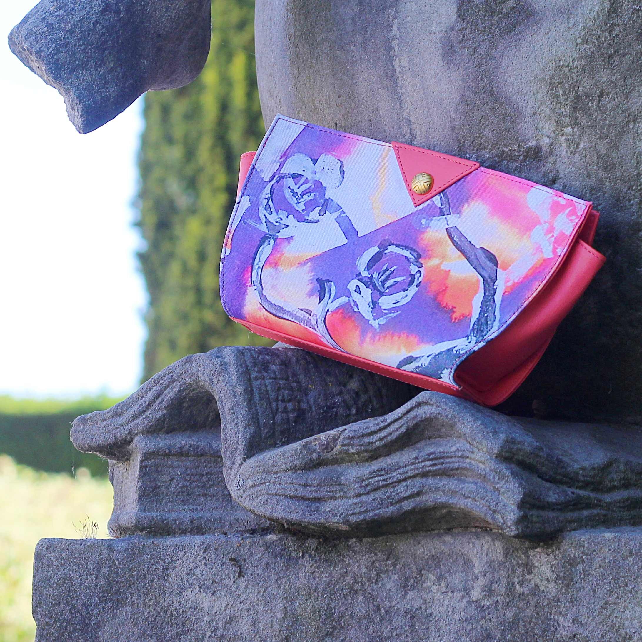 Pochette Alice en cuir rose en situation, oeuvre Frédéric Bastin