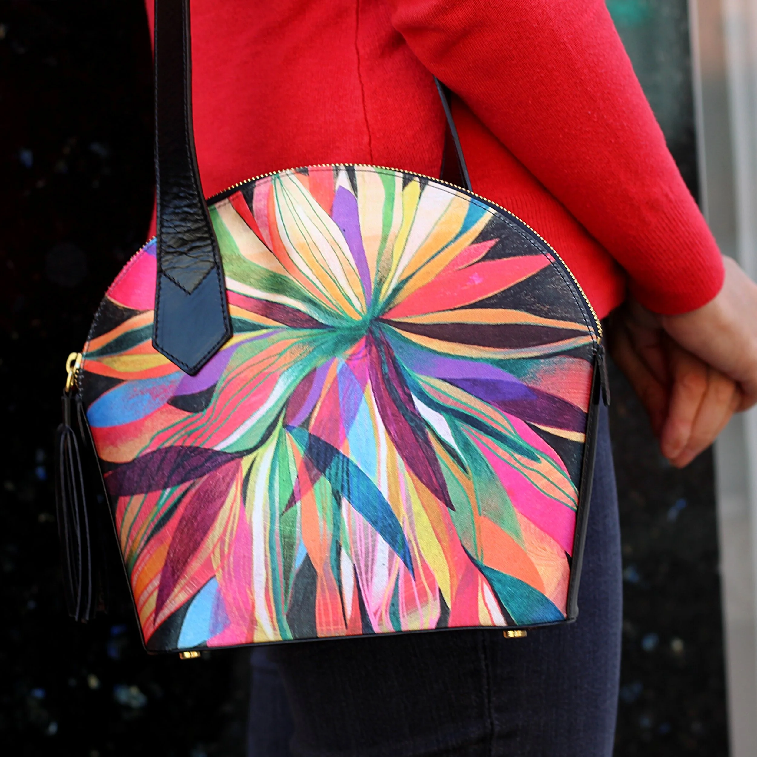 Sac à main Leila porté en cuir noir vernis, oeuvre Levy