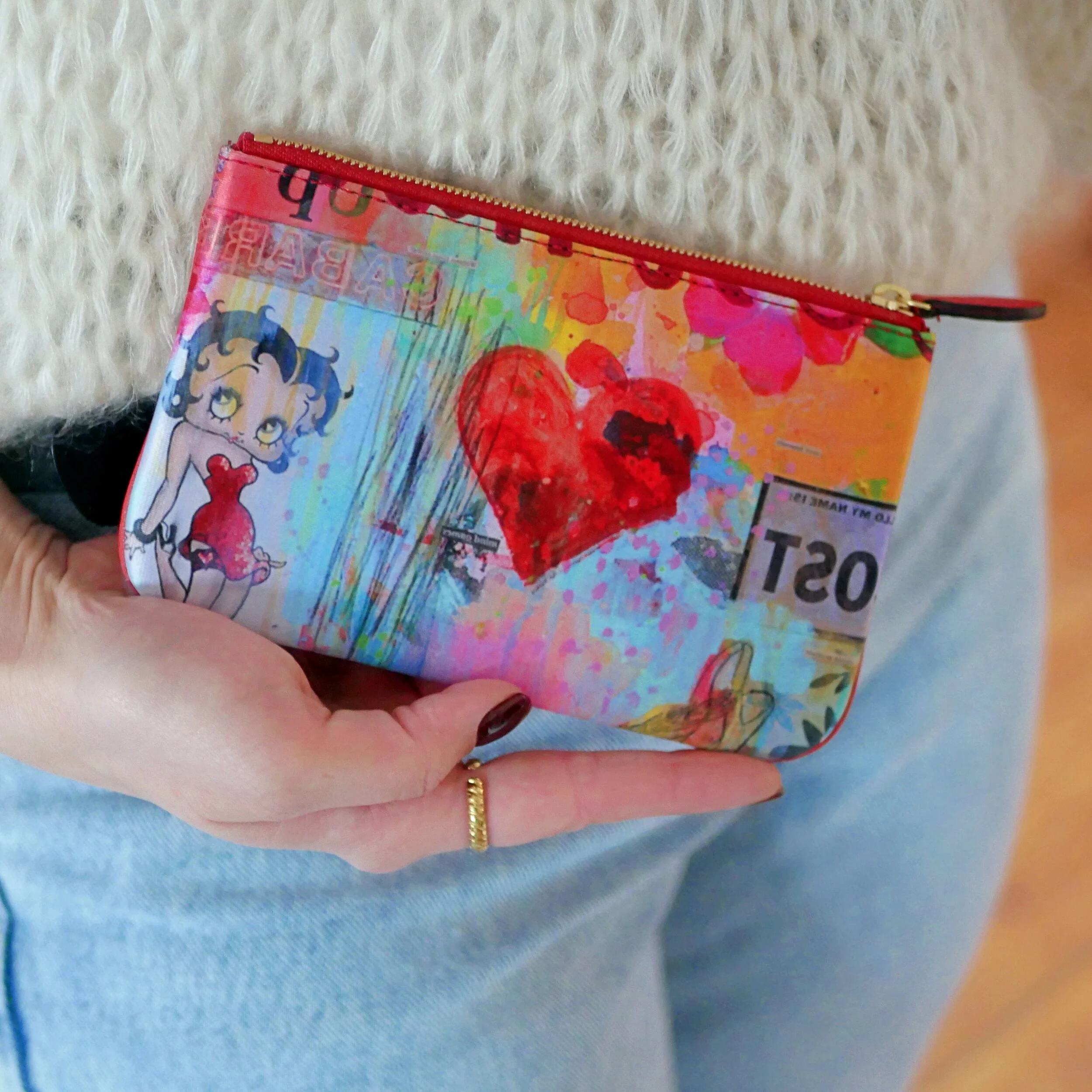 Trousse, oeuvre Maria Burgaz cuir rouge