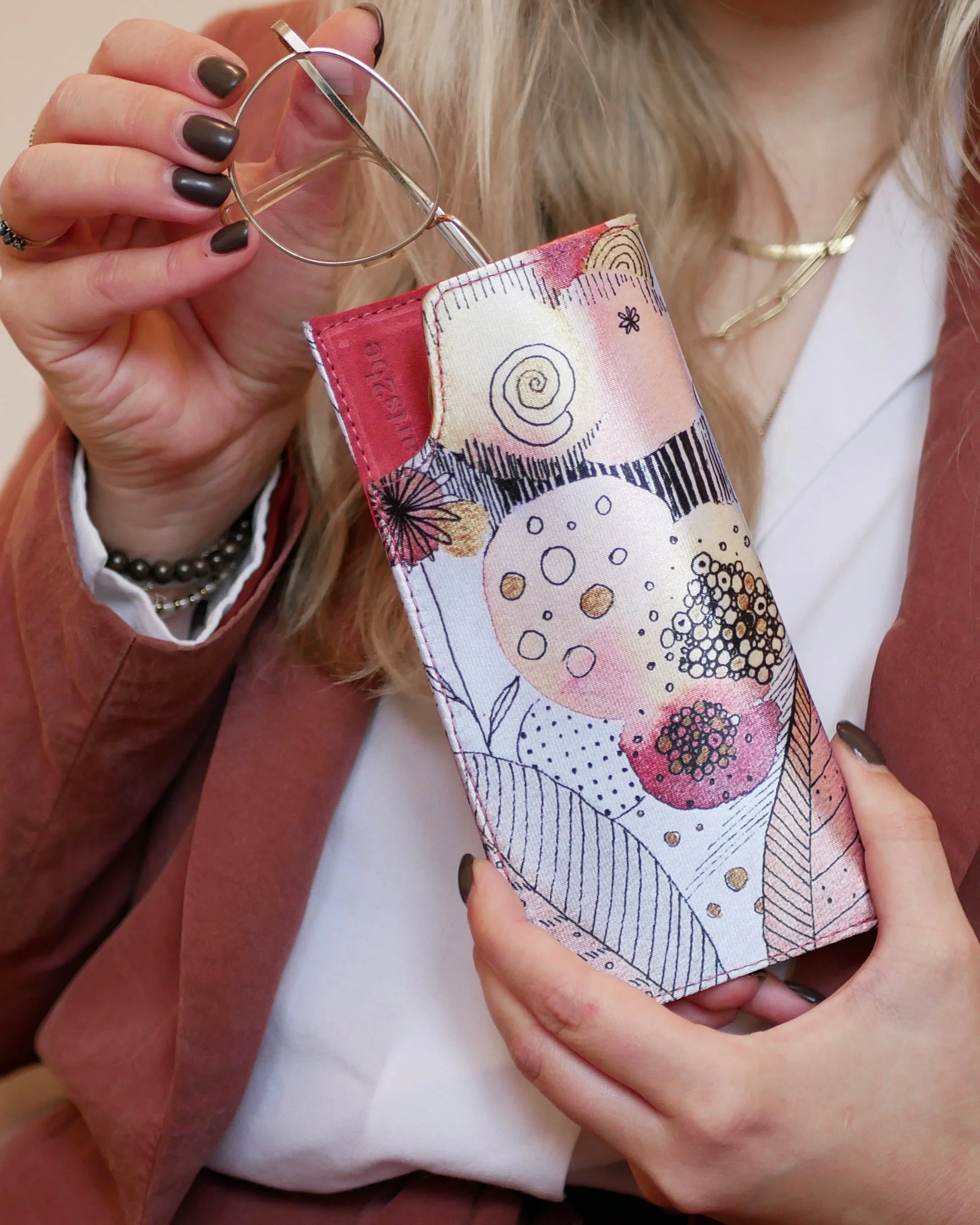 Etui à lunettes, oeuvre Aline Deworme , daim brique