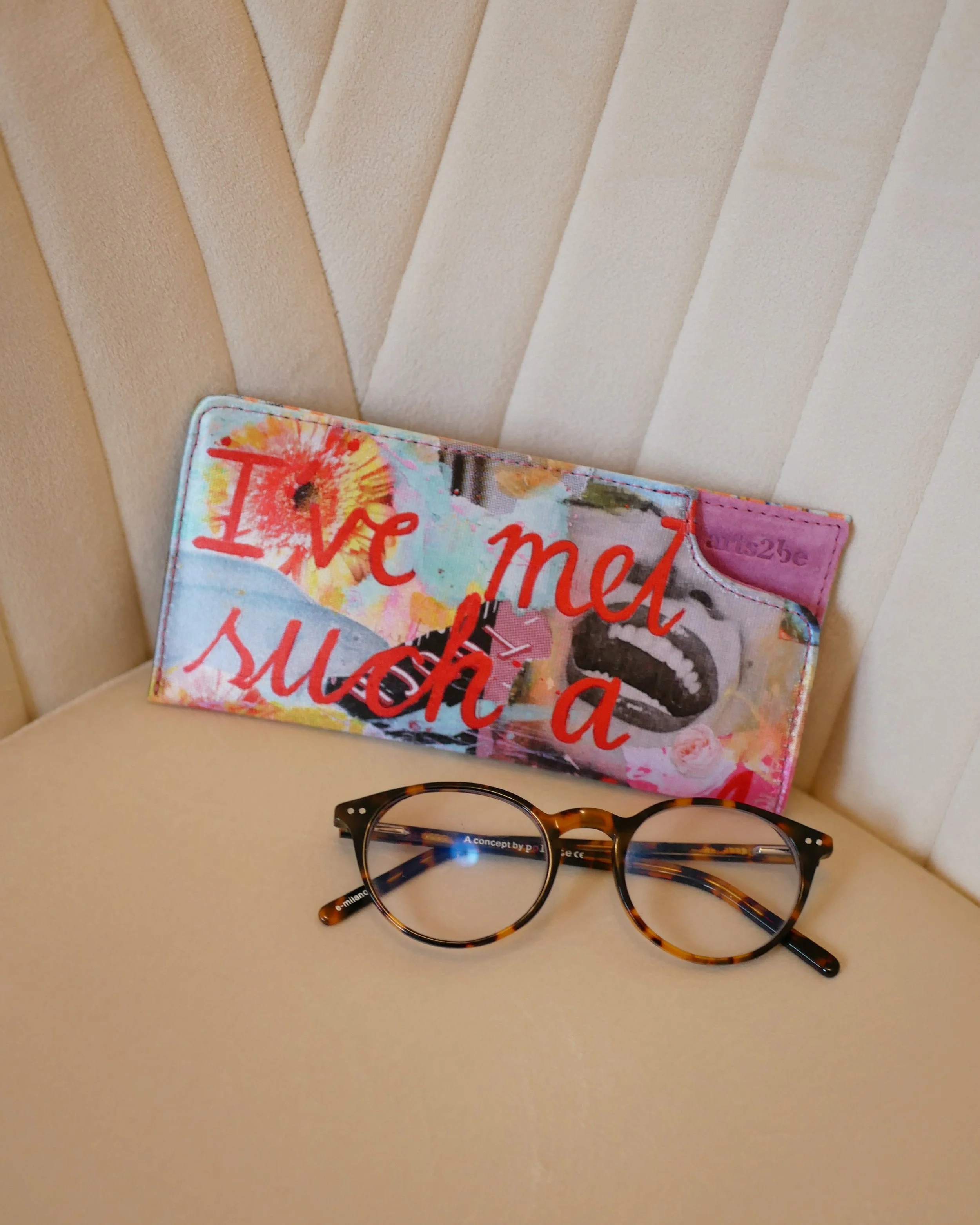 Etui à lunettes, oeuvre Maria Burgaz , daim rose