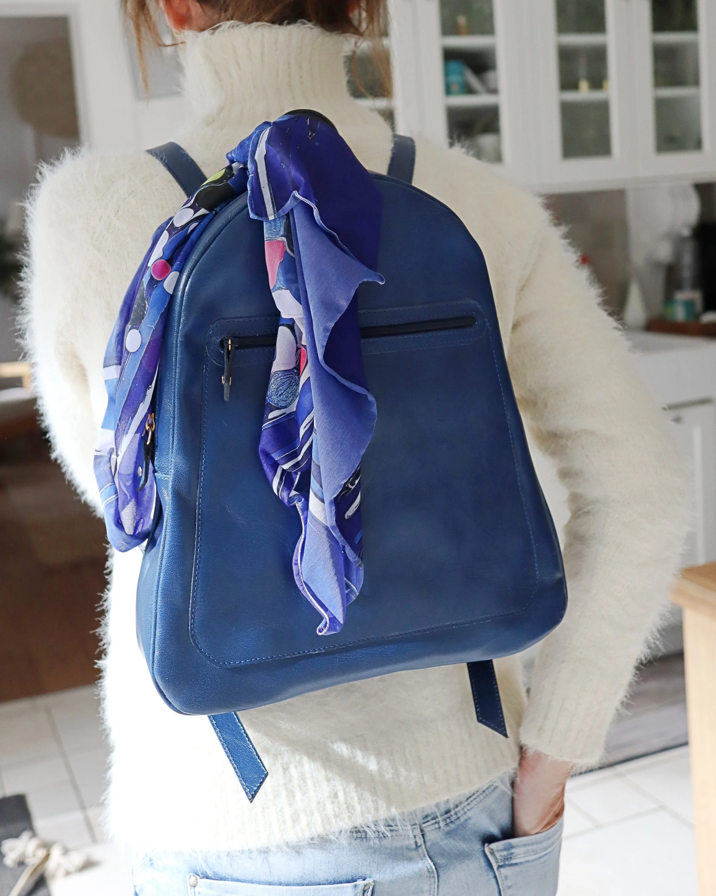 Sac à dos Emma et foulard, oeuvre Frank Jons