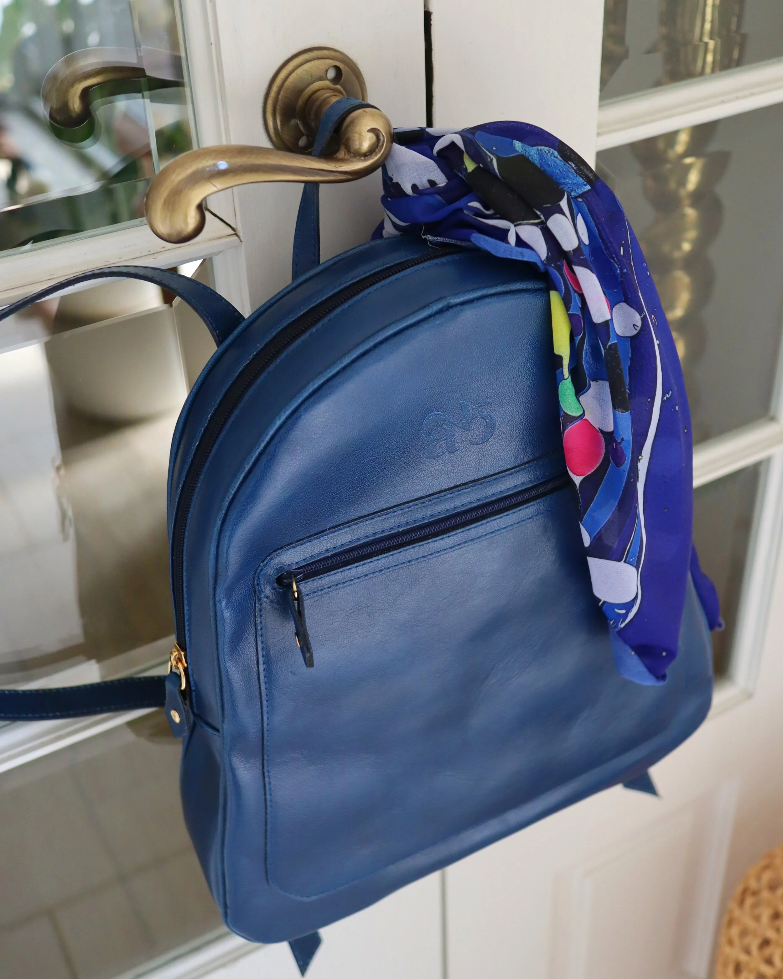 Sac à dos Emma en cuir bleu nuit, foulard oeuvre Frank Jons, autre vue