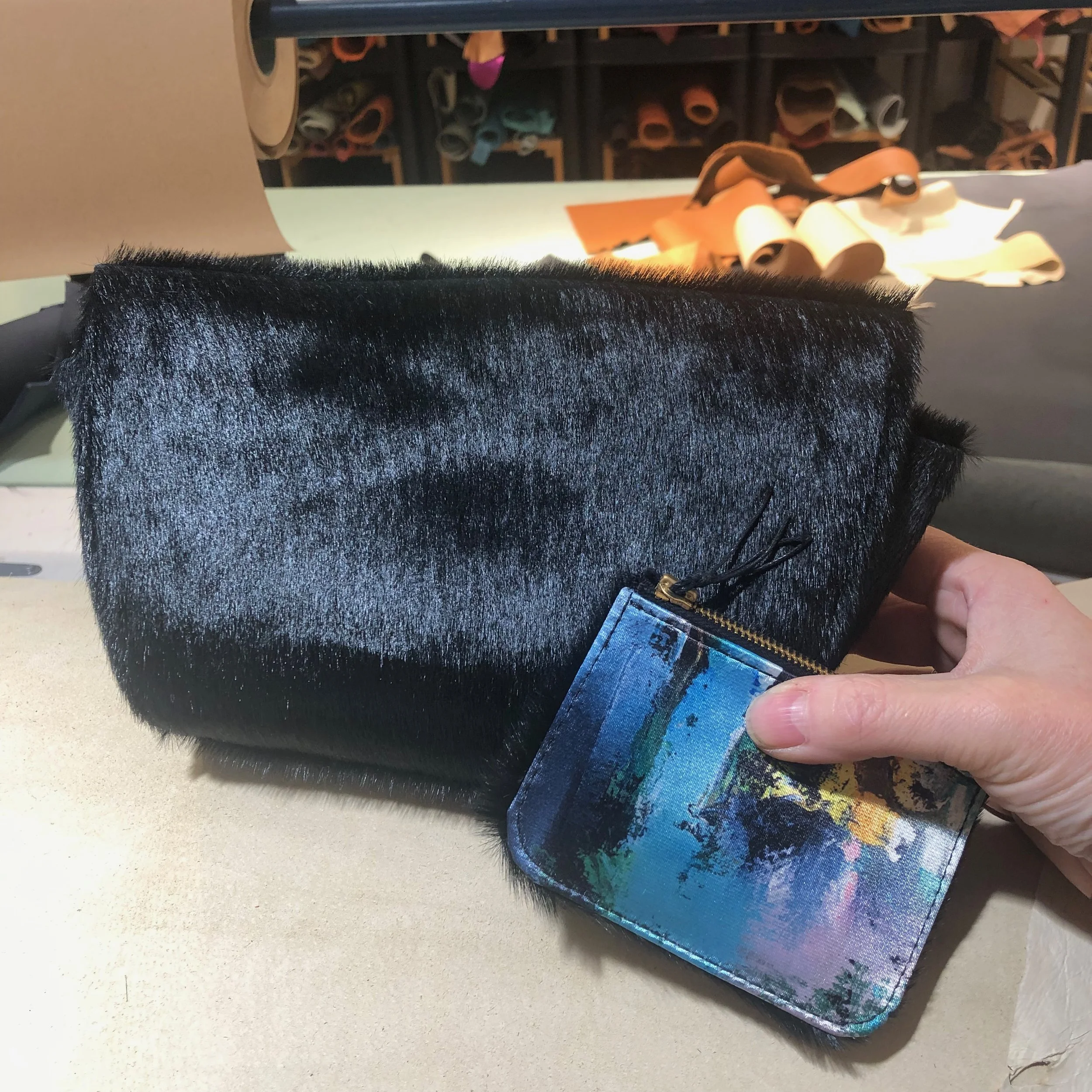 Pochette Alice en cuir noir poils