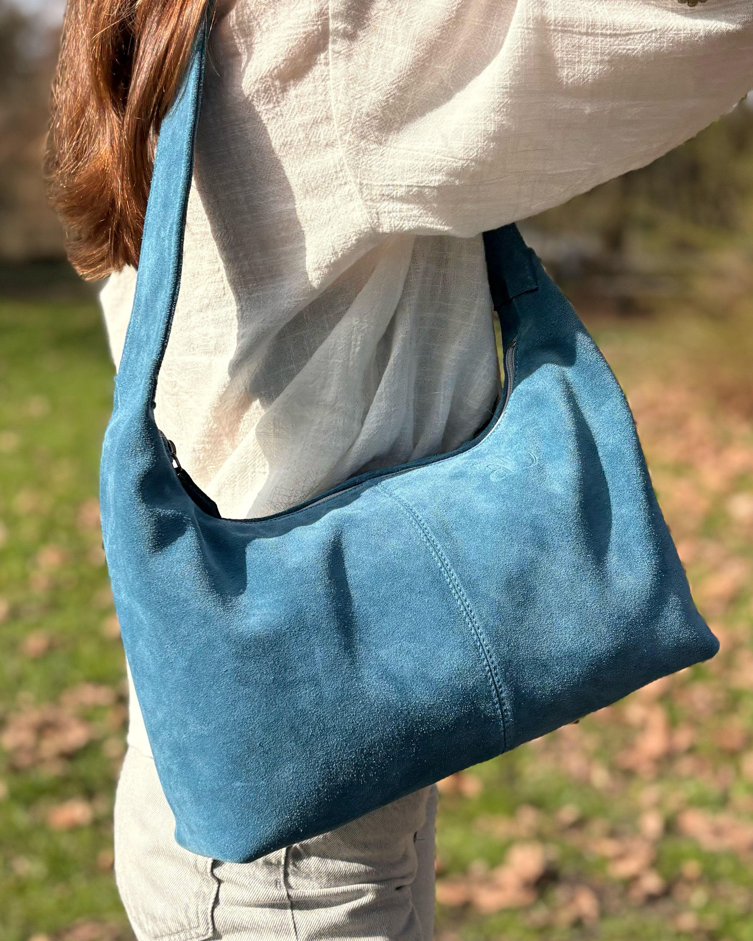 Sac Milla en daim bleu glacier, collection arts2be, faits main en Belgique