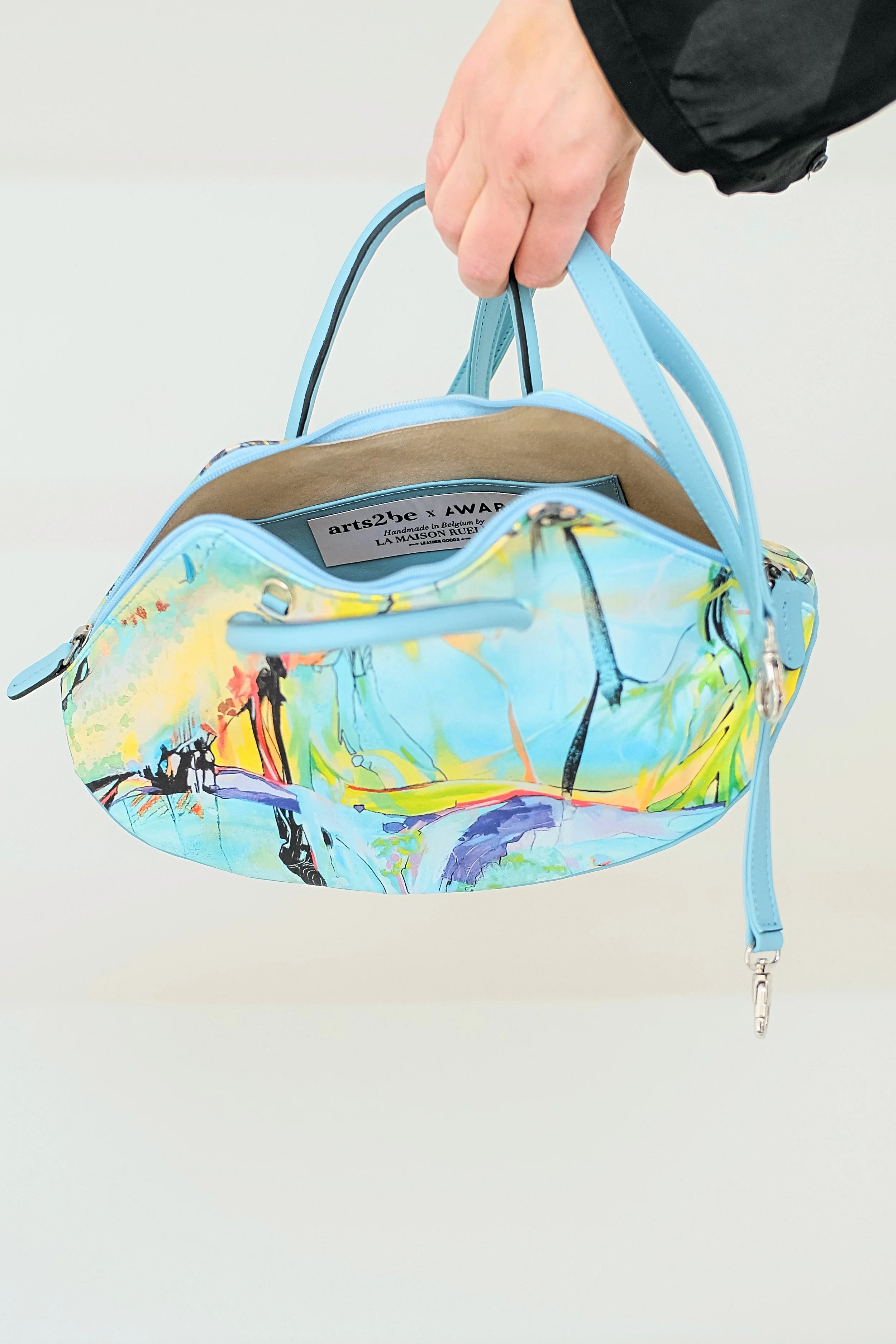 Sac cuir veau bleu ciel , arts2be x Awardt, intérieur