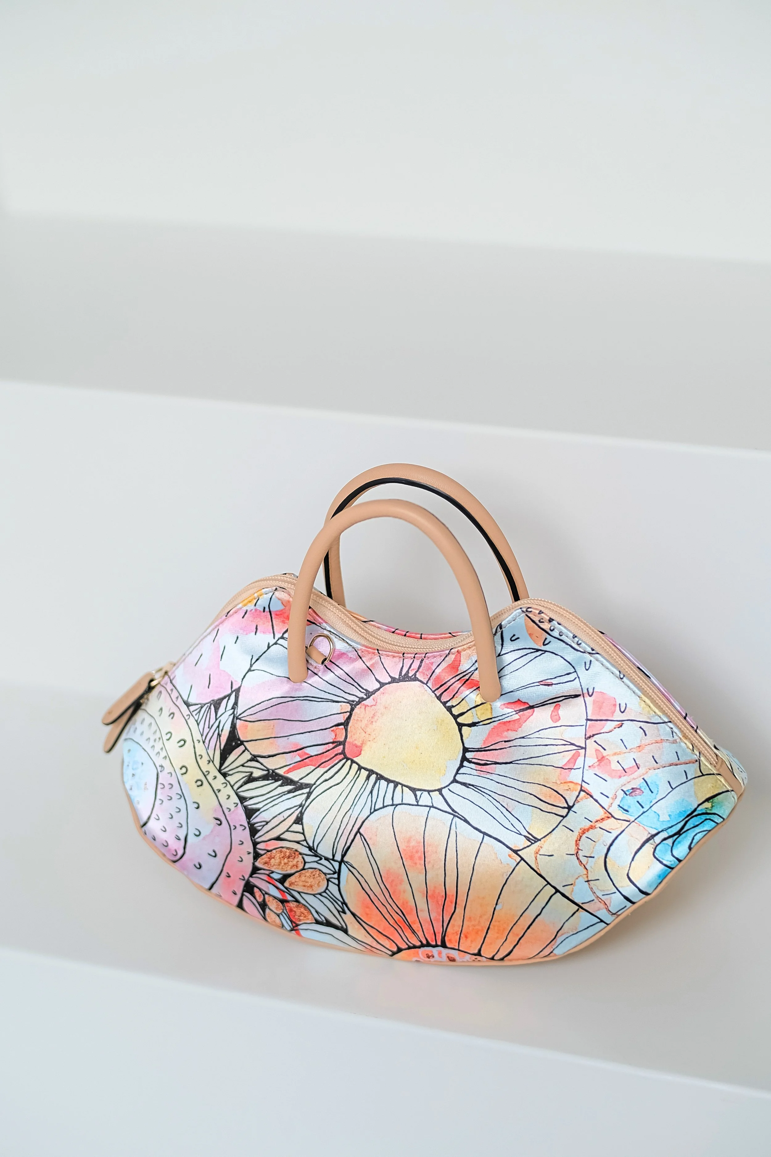 Sac cuir veau nude , arts2be x Awardt, oeuvre Aline Deworme