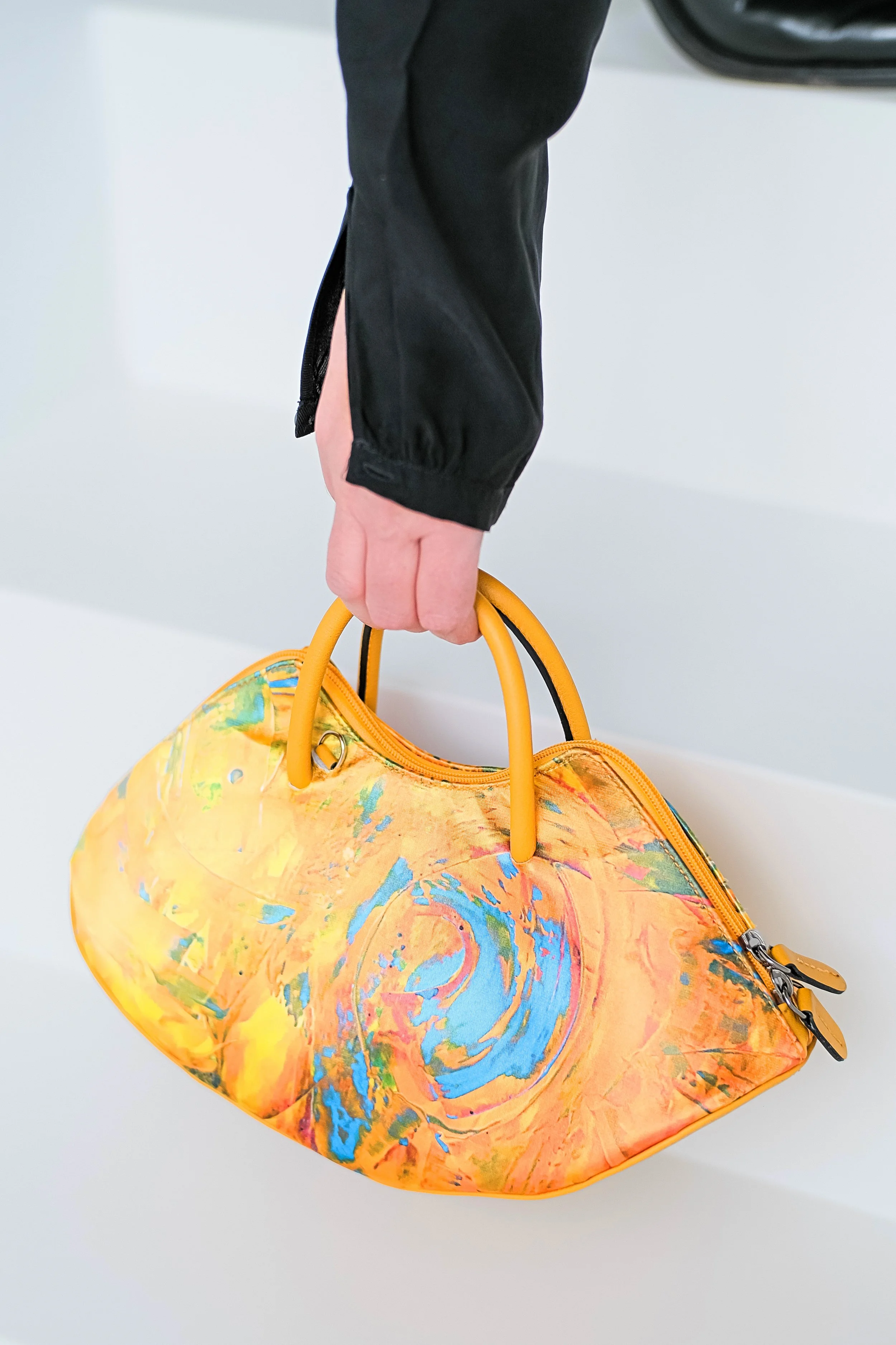 Sac cuir veau moutarde , arts2be x Awardt, oeuvre Josette laurent