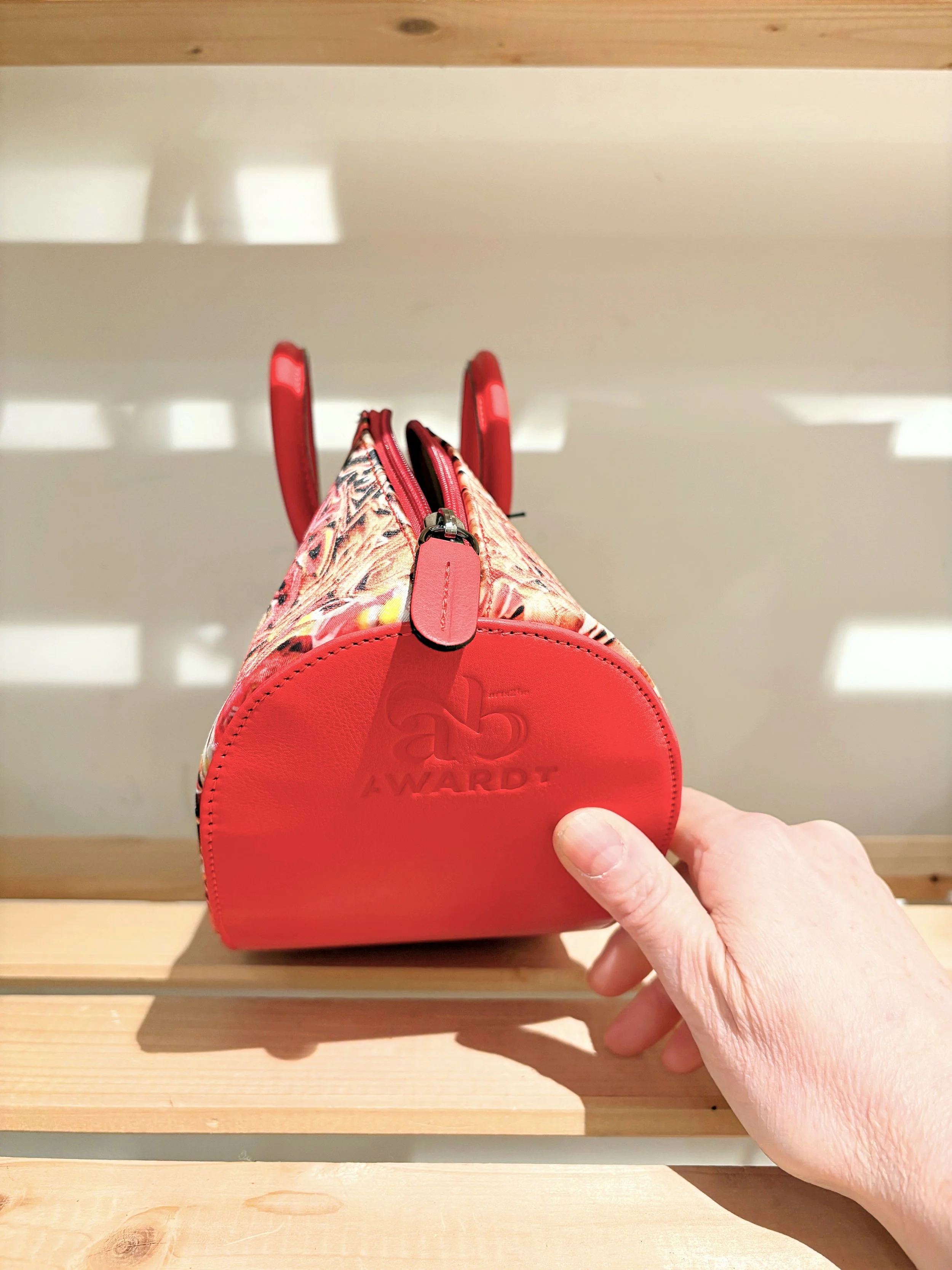 Sac cuir veau rouge , arts2be x Awardt, oeuvre Léa Tridetti, vue laterale