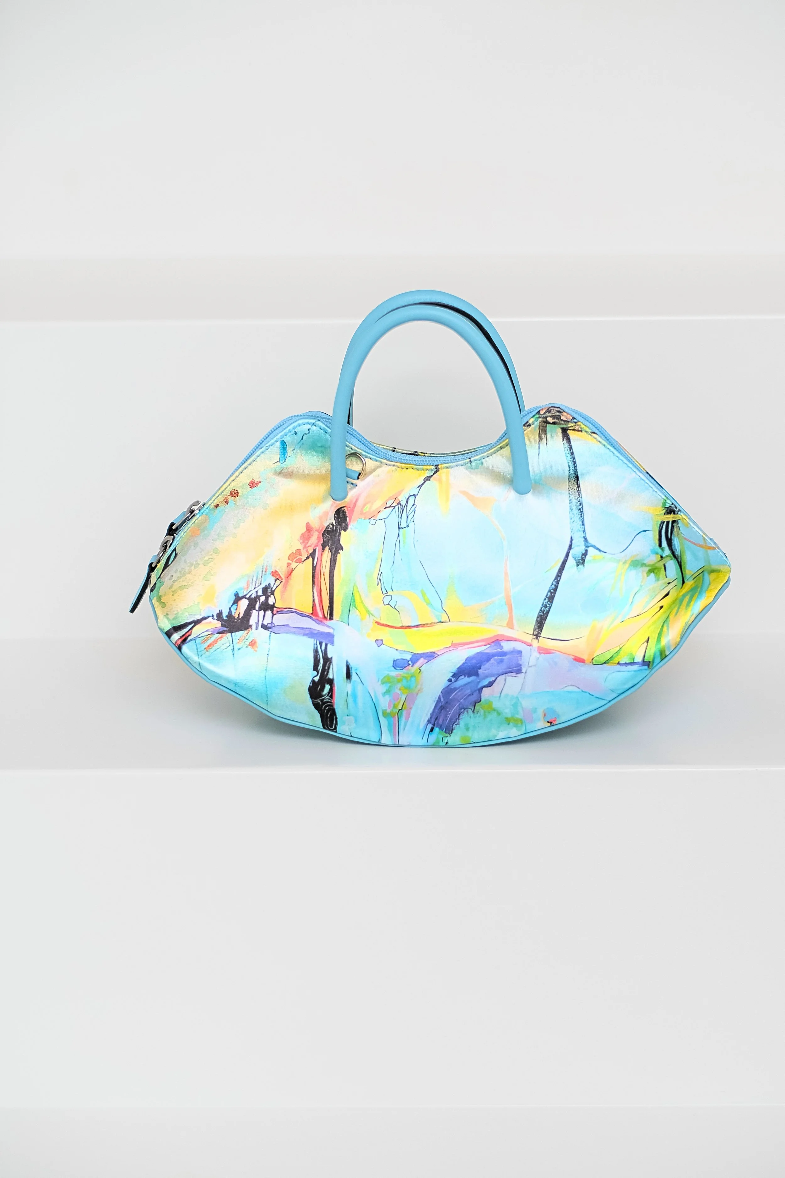 Sac cuir veau bleu ciel, arts2be x Awardt, oeuvre Marc-André Metais