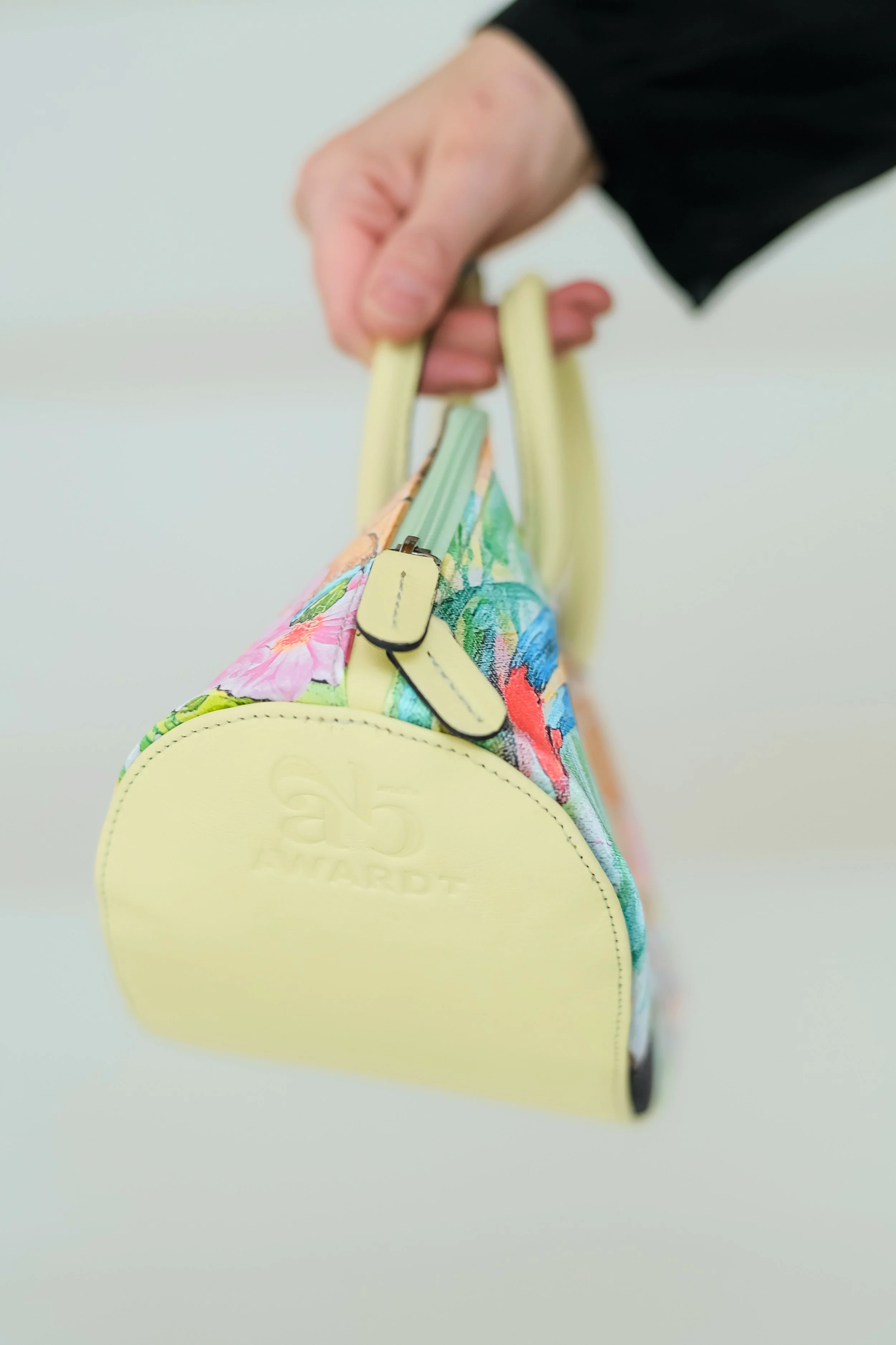Sac cuir veau citron vert, arts2be x Awardt, vue latérale