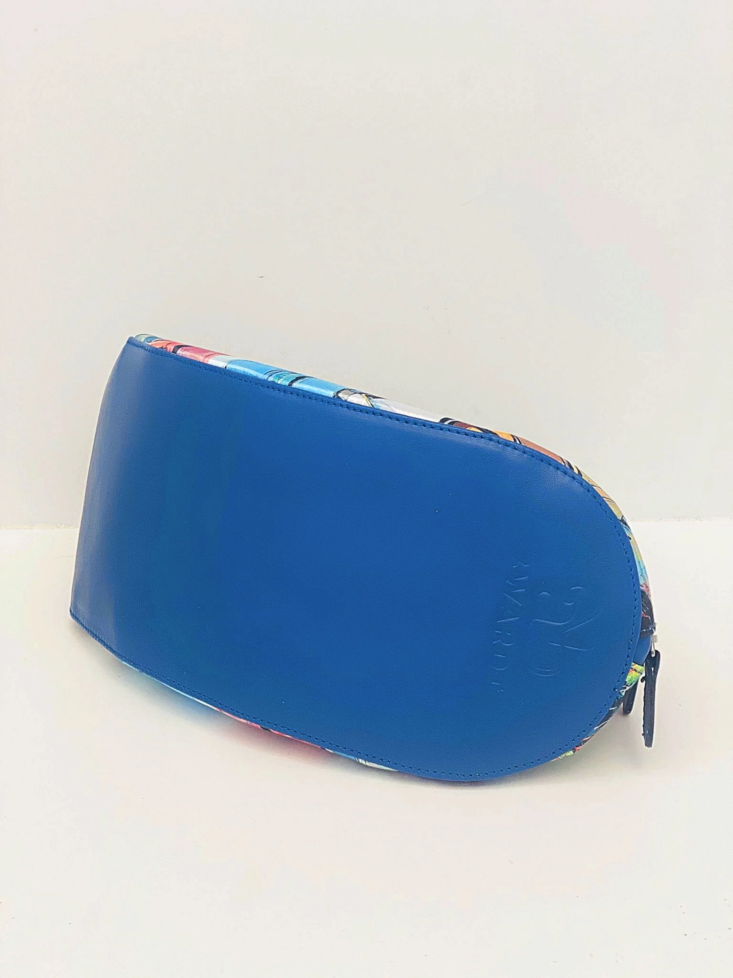 Sac cuir veau bleu , arts2be x Awardt, oeuvre Eric Le Pape, fond