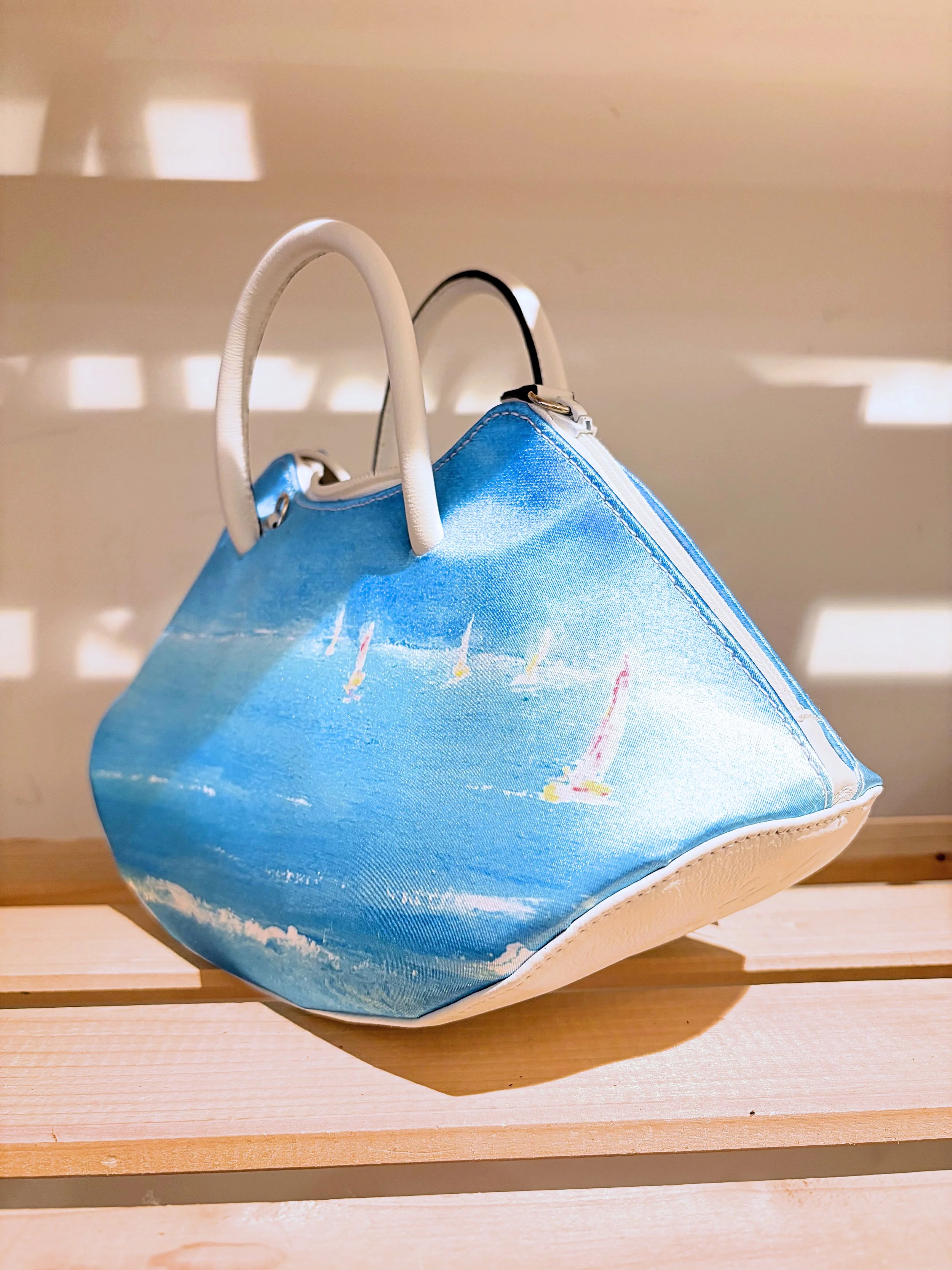 Sac cuir veau blanc , arts2be x Awardt, vue laterale