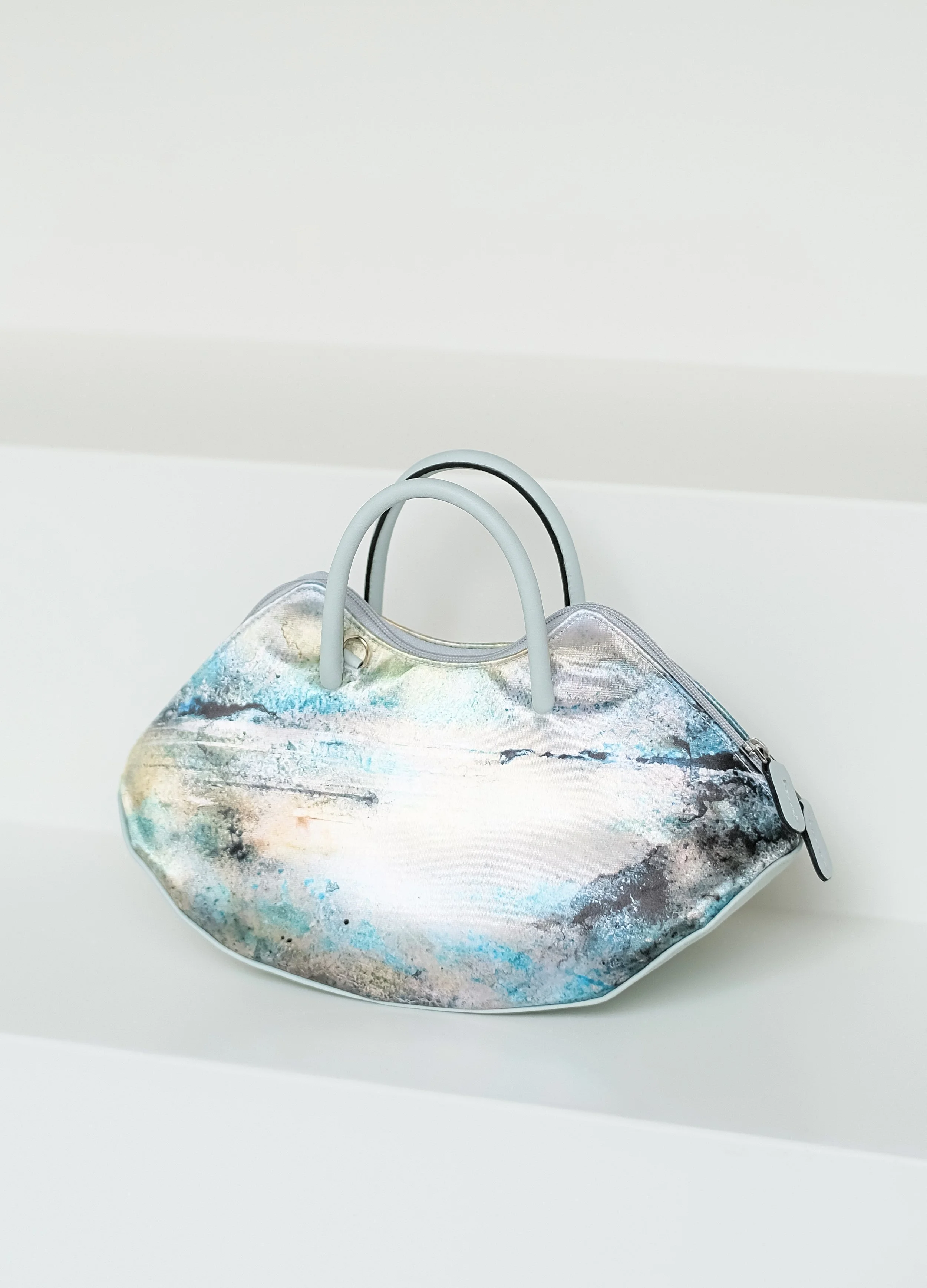 Sac cuir veau gris bleu , arts2be x Awardt, oeuvre Michel Laasman