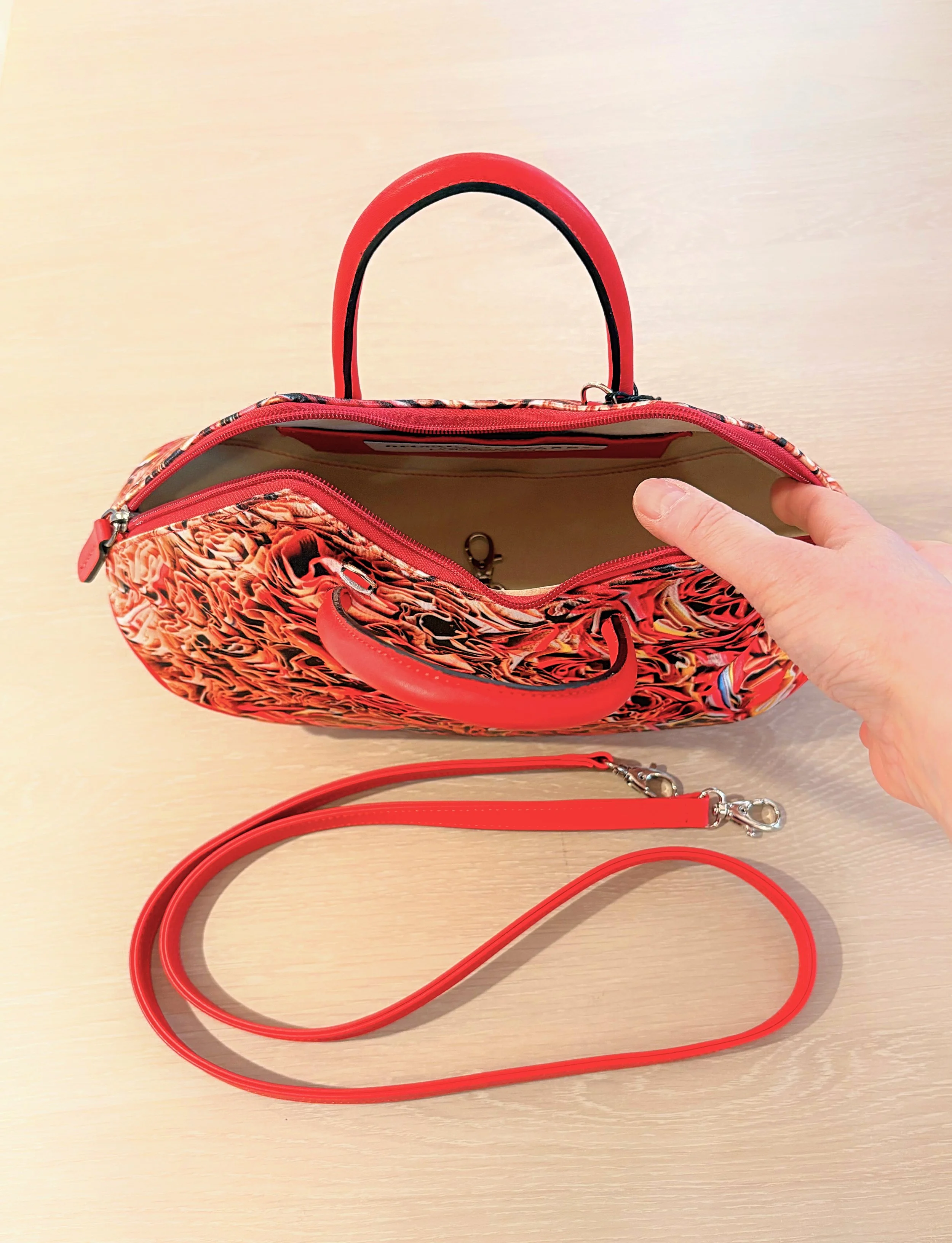 Sac cuir veau rouge , arts2be x Awardt, oeuvre Léa Tridetti, interieur