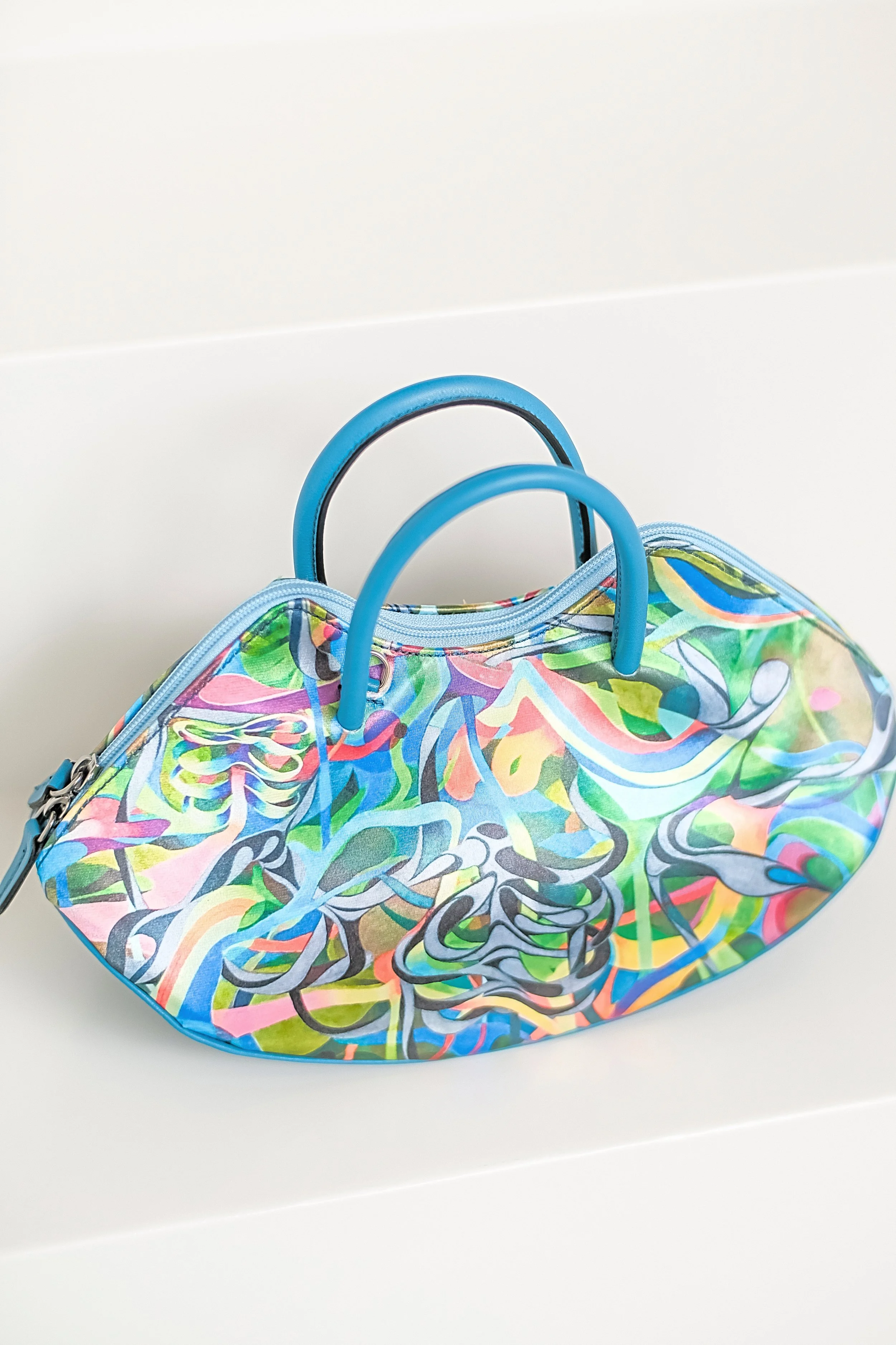 Sac cuir veau bleu pétrole, arts2be x Awardt, oeuvre Samuel Levy