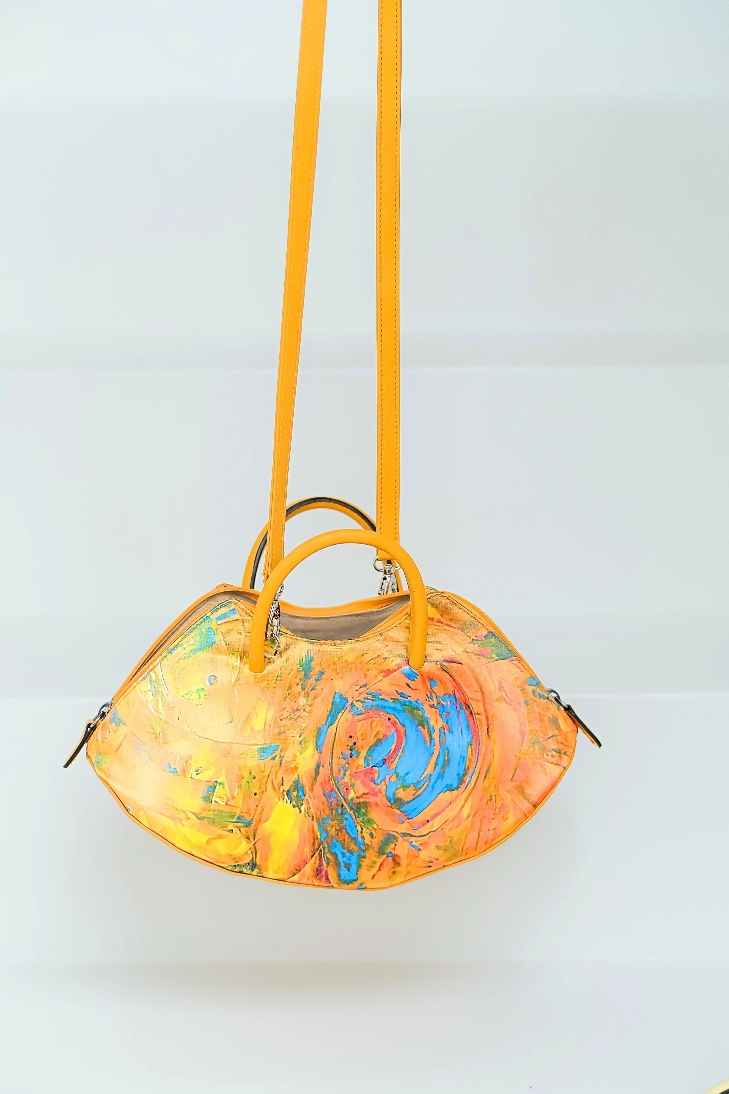 Sac cuir veau moutarde , arts2be x Awardt, avec anses bandoulières