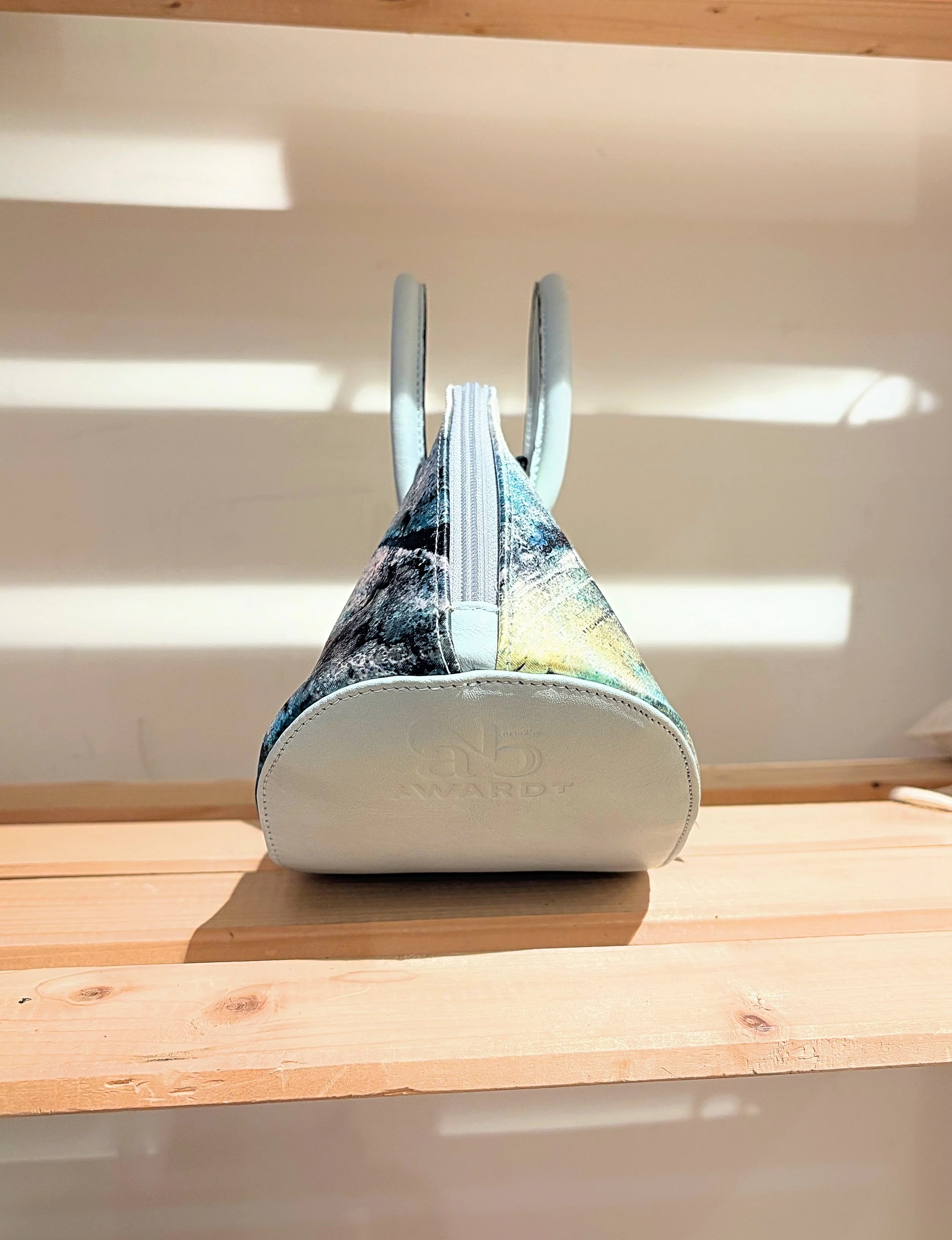 Sac cuir veau gris bleu , arts2be x Awardt, vue laterale