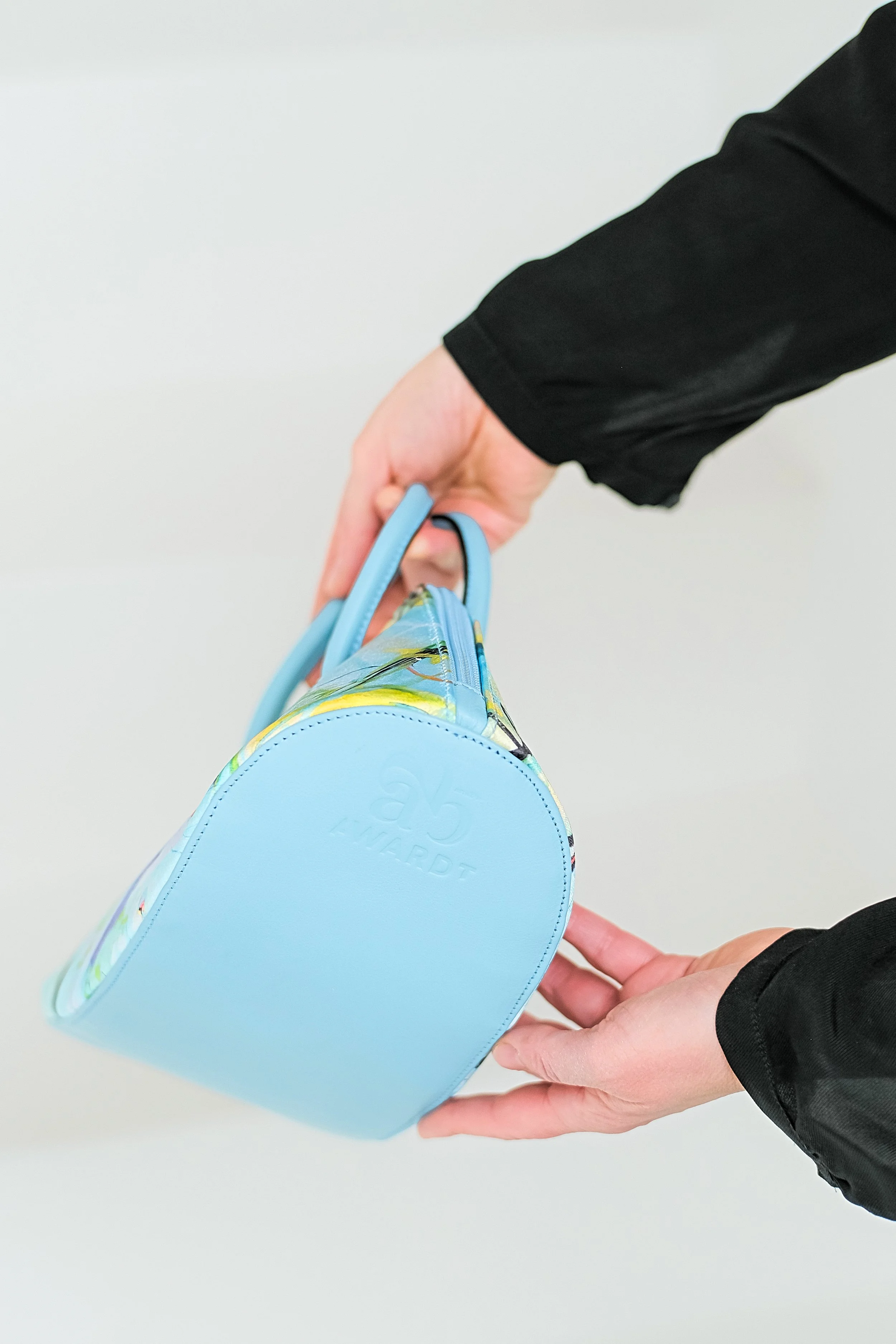 Sac cuir veau bleu ciel, arts2be x Awardt, vue latérale