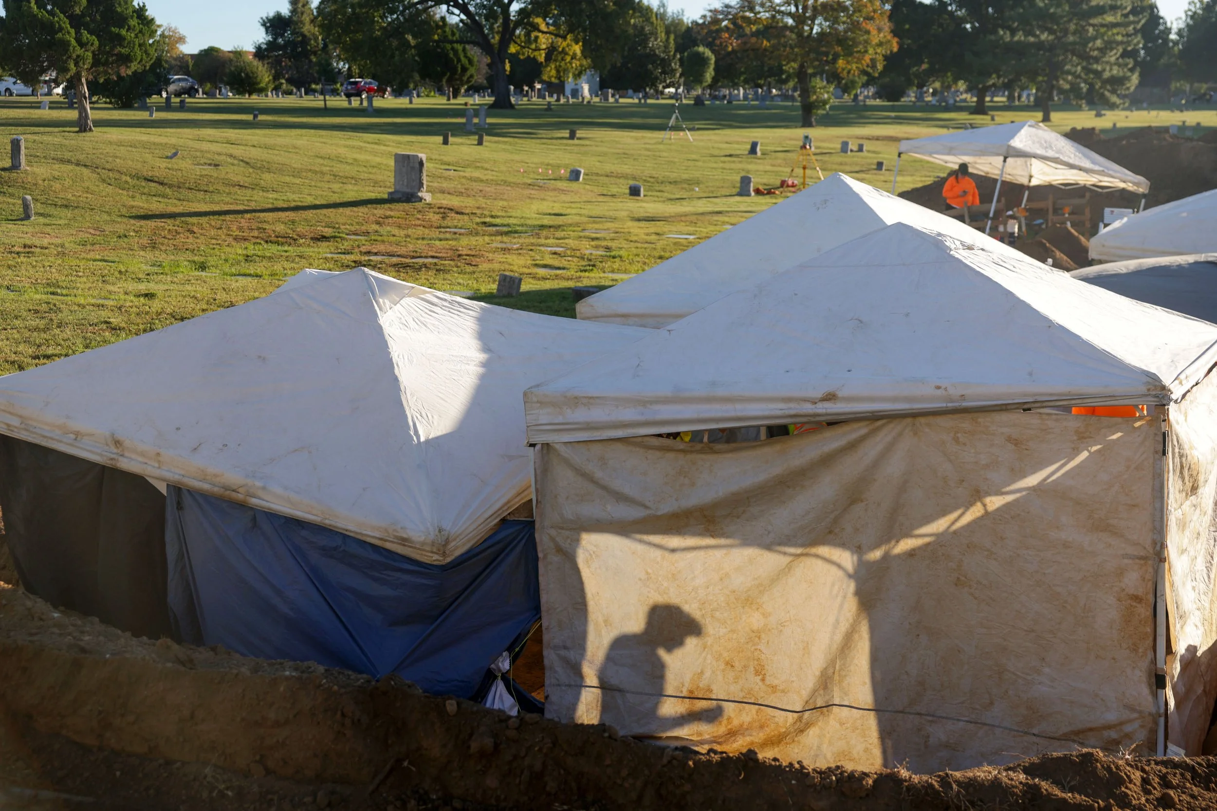 102825-tul-nws-massacregravesp2.JPG