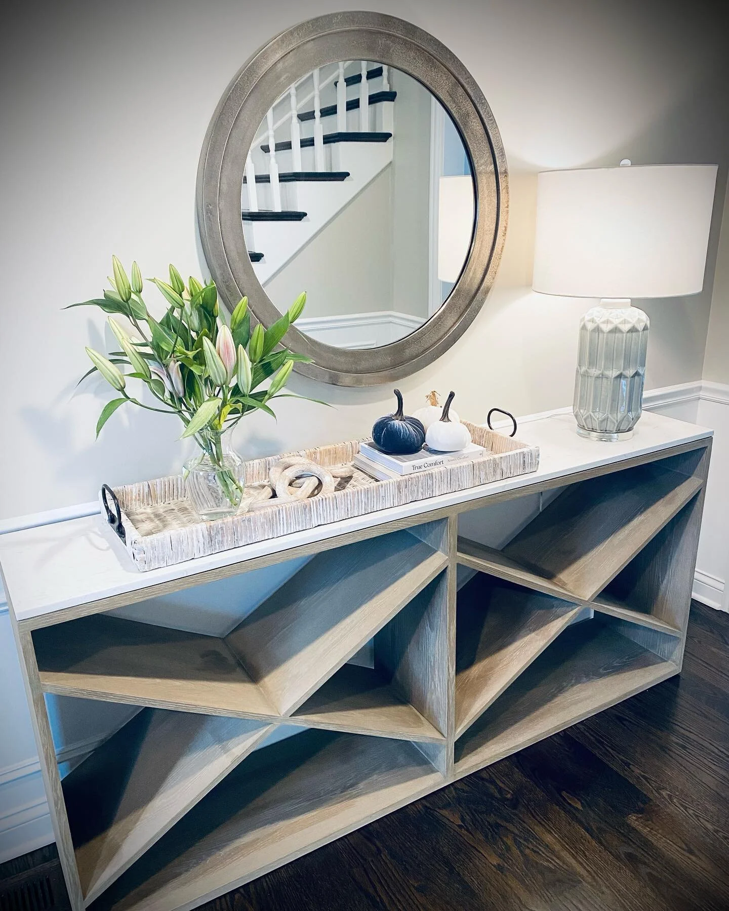 Front foyer✔️ just in time for the holidays - a fresh way to greet your guests - love doing small little updates - they make such a difference #foyerdesign #foyer #mobiledesignstudio @essentials_for_living