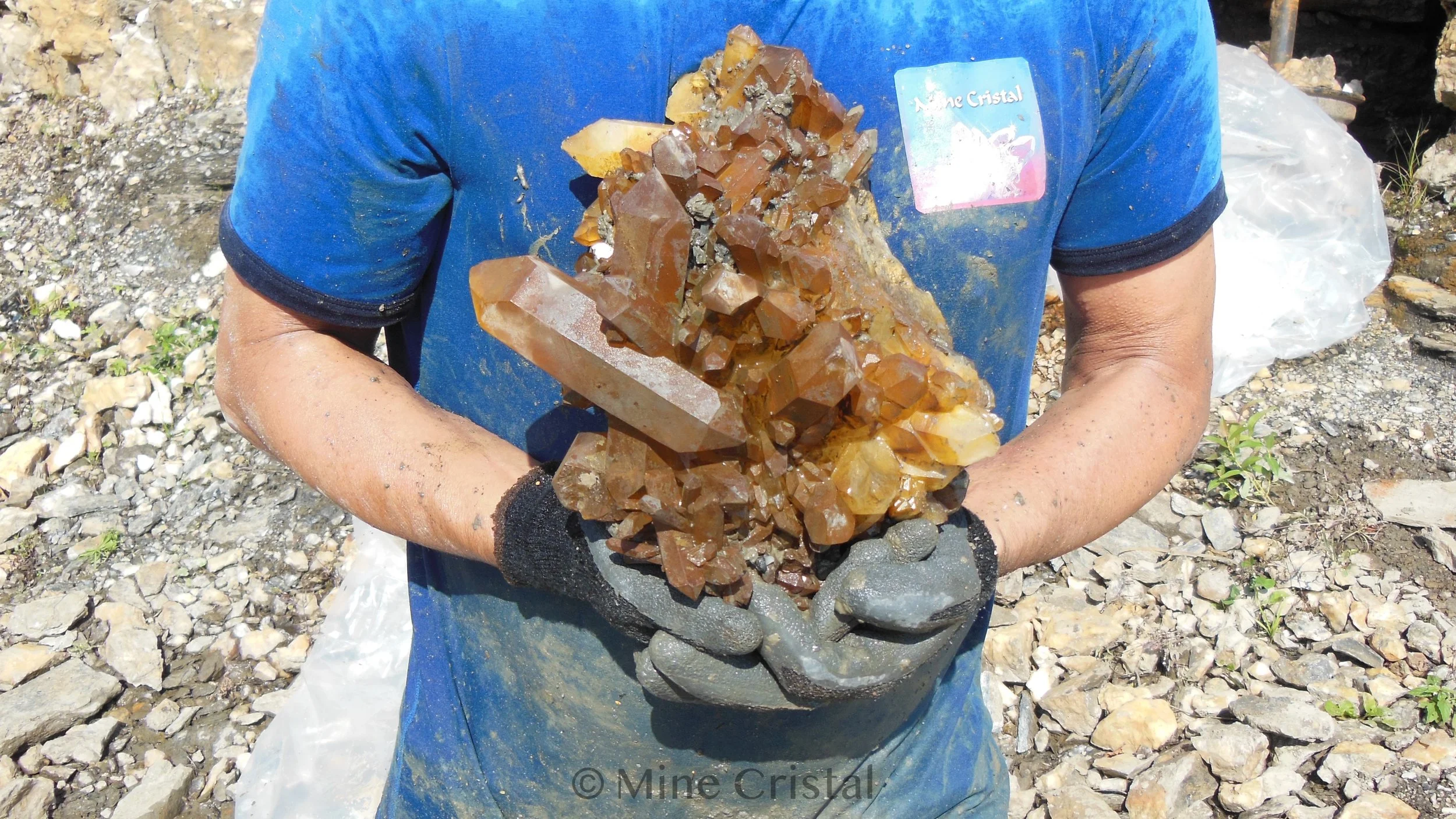 La collecte de cristaux dans notre mine est un travail exigeant et très excitant !