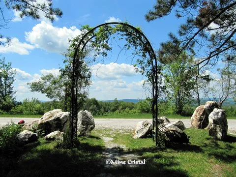 Les vocations actuelles sont : récolte de cristaux dans notre mine de cristal, instruments Quartzophone® (conception, production et vente), boutique / musée et concerts Sonomeditation™. Pendant les événements du cristal, la boutique et le musée sont ouverts et un concert est offert.