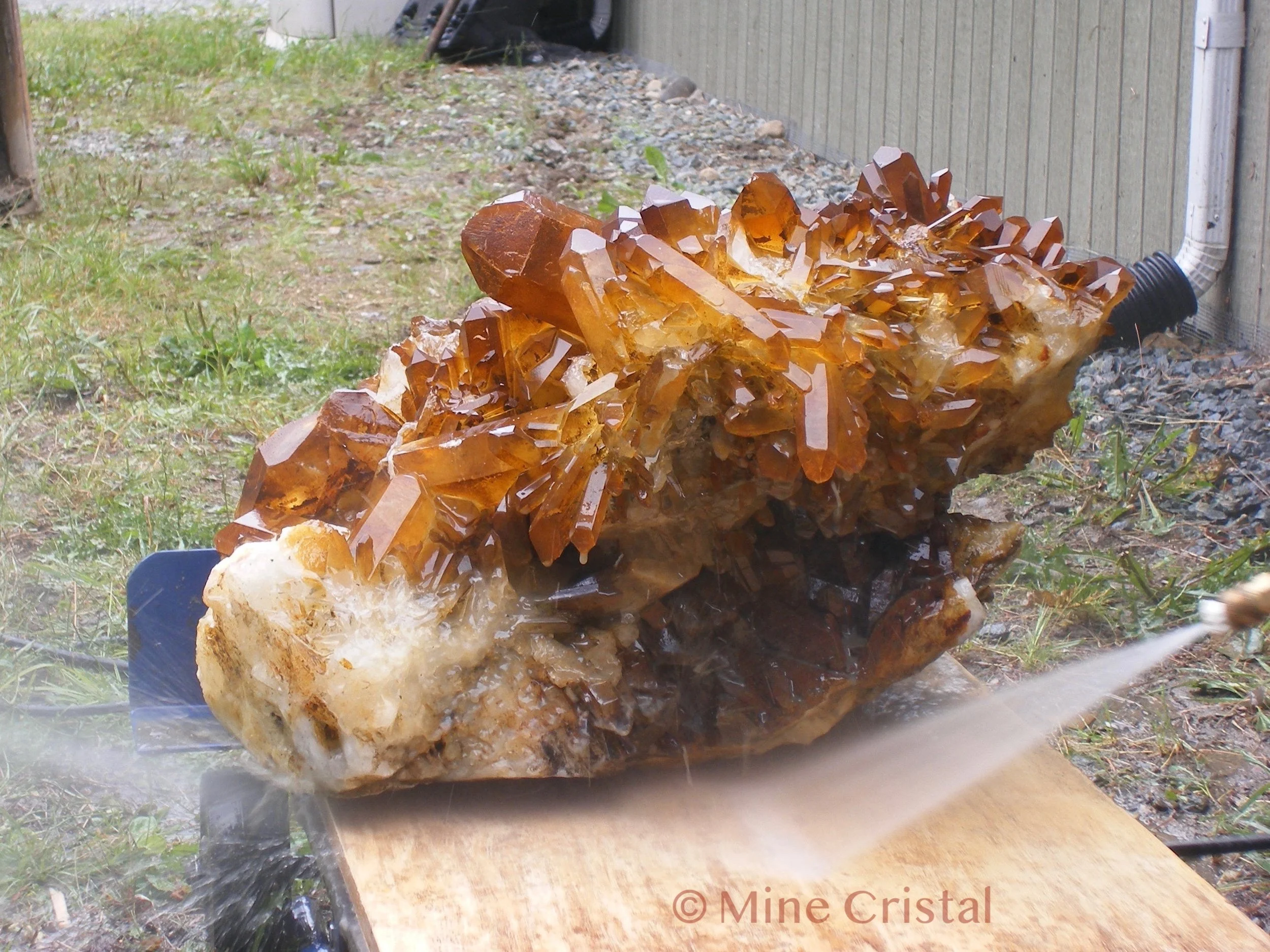 Les plus grands cristaux mesurent 60 cm de long. Depuis le début de nos activités minières, 32 formes ou morphologies de cristaux de quartz ont été répertoriées dans notre mine de cristal.