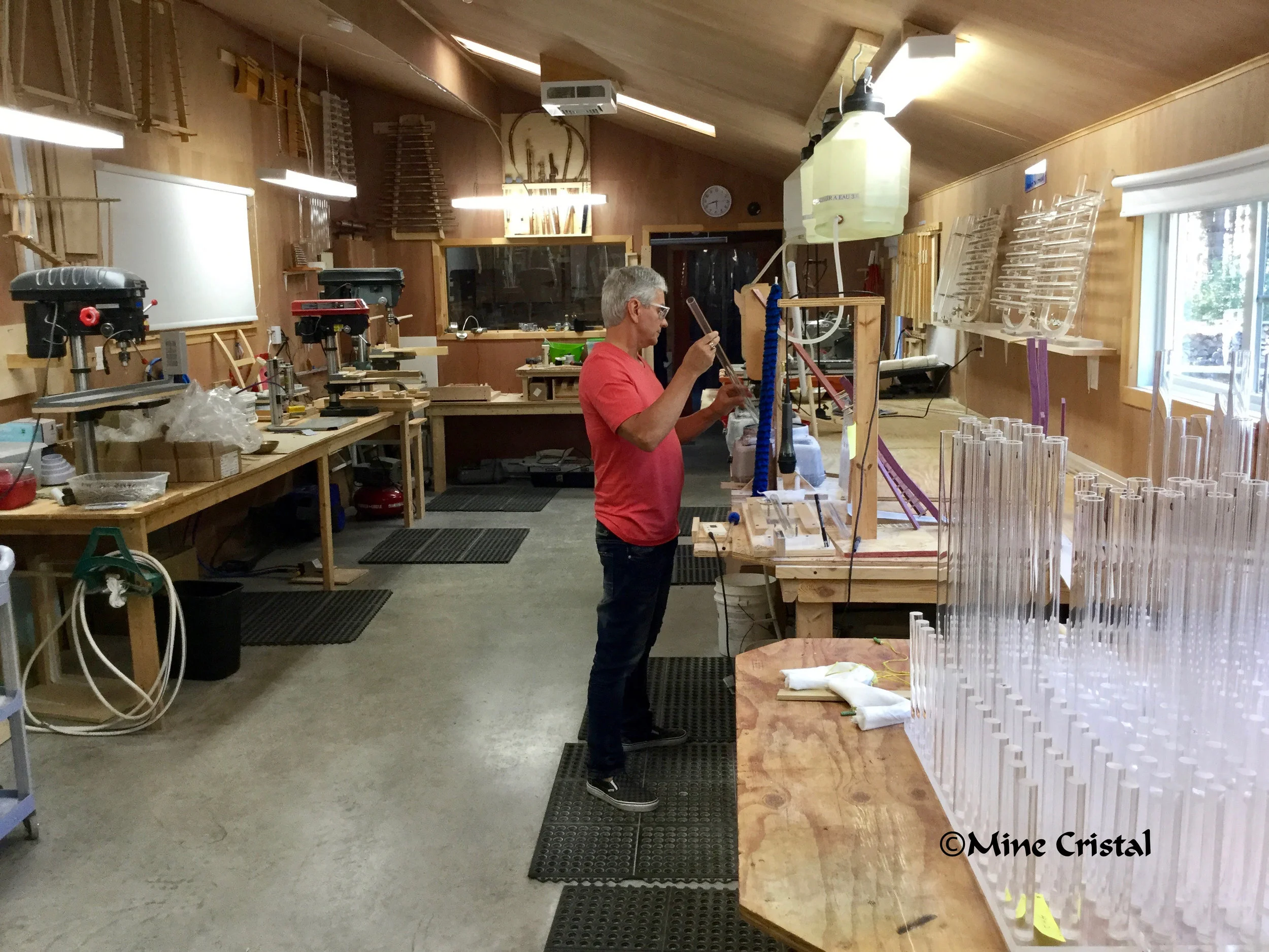 Dans l'atelier de Mine Cristal, Bonsecours, Québec, Canada, Gaudry Normand crée les instruments Quartzophone ®.