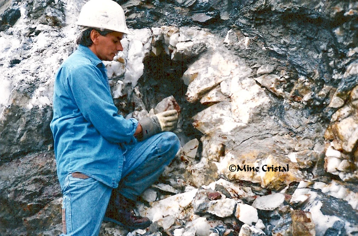 En 1989, les Normand fondèrent Mine Cristal. Dans ce sanctuaire de cristaux unique, des cristaux de quartz étincelants sont délicatement extraits à la main dans notre mine de cristal, une veine géante de quartz pur de 1 km de long.