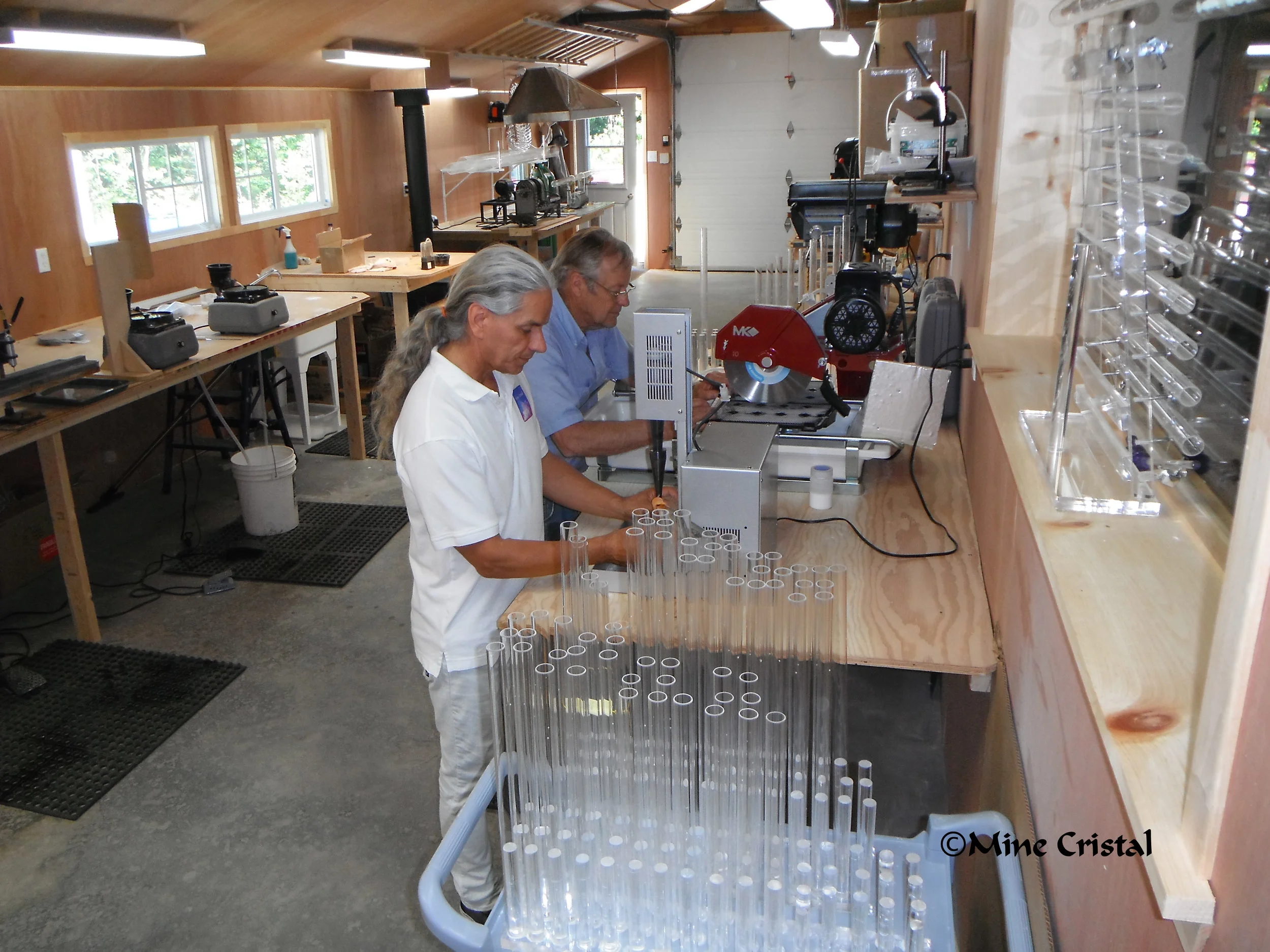 En 2011, après 12 ans de R&D, Gaudry Normand a inventé un merveilleux nouvel outil de thérapie par le son, fabriqué à partir de tubes en cristal pur. Gaudry a reçu des brevets de conception et de mécanique sur ces instruments uniques en Quartzophone® .