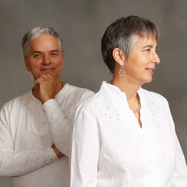 Gaudry détient un baccalauréat en philosophie védique et est professeur de yoga et de vedanta. Pauline est titulaire d’un baccalauréat en éducation et est une pianiste de formation classique. De plus, les Normand sont à la fois des professeurs de méditation formés professionnellement et des praticiens ayurvédiques certifiés.