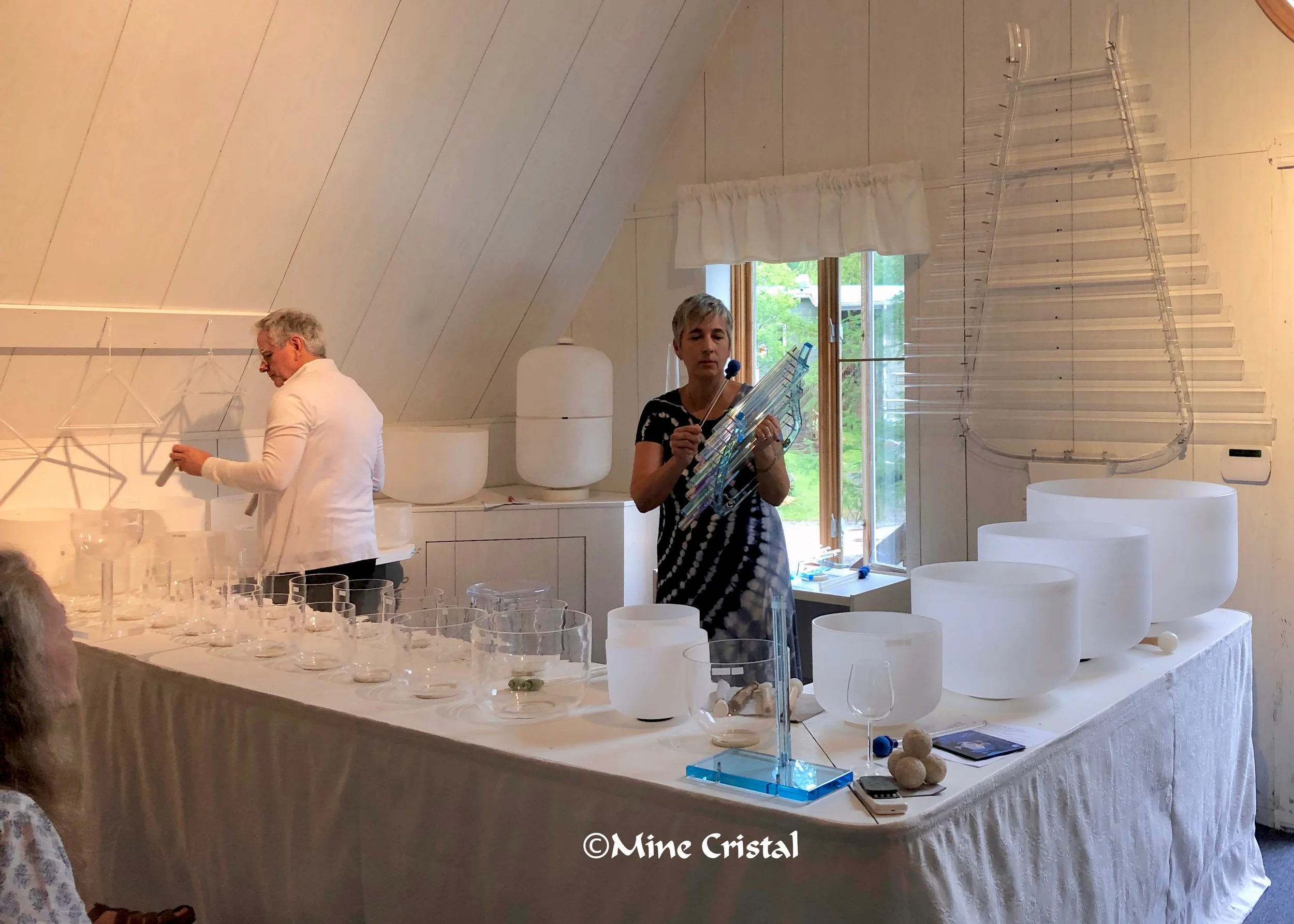 During a concert we play about 100 perfectly tuned crystal instruments and make them ‘sing’ harmoniously together. You will hear Quartzophone instruments (harp and lyra), singing bowls, didgeridoo, pyramids, rainstick and much more.