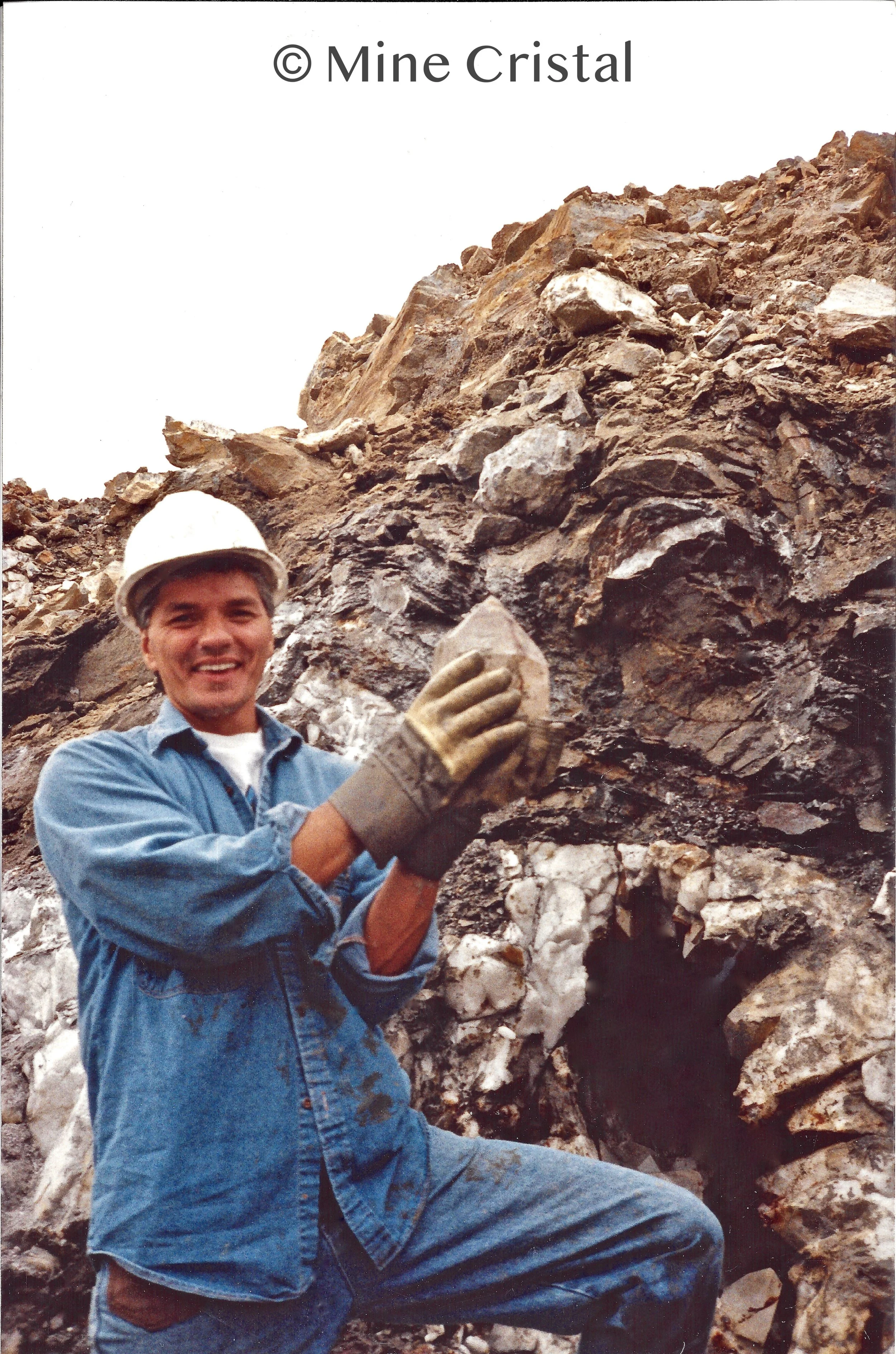 En 1989, Gaudry Normand et Pauline Normand fondent Mine Cristal et se lancent dans l’exploration minière à Bonsecours. Ils ont découvert un riche gisement, une veine de quartz blanc géant contenant de magnifiques cristaux de quartz. Les recherches ont révélé qu'il s'agissait de la seule région minière au Canada capable de produire à la fois des quantités commerciales de quartz et des cristaux de quartz de première qualité.