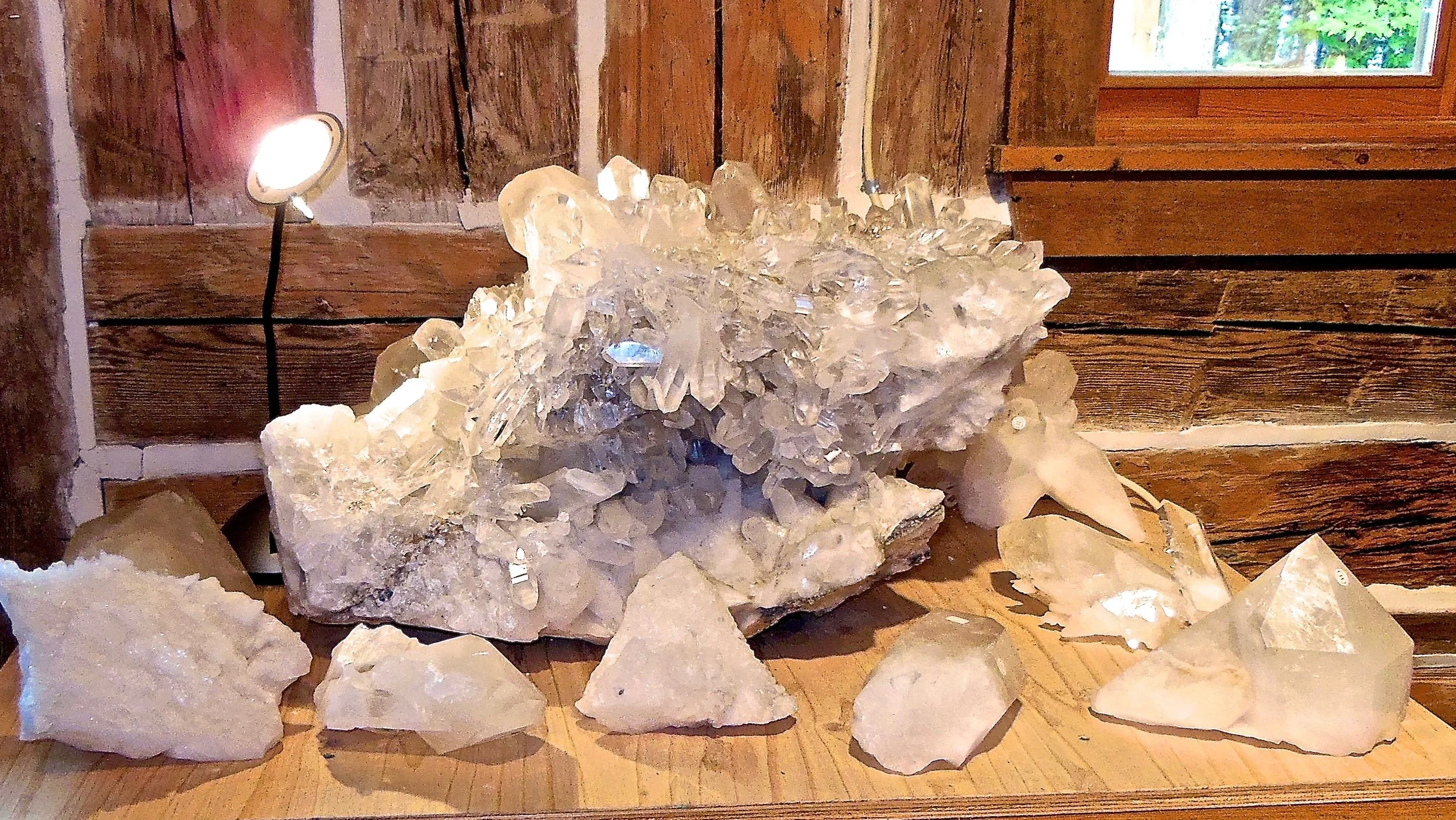 Dans la boutique et le musée, tous les spécimens de notre mine de cristal sont présentés dans un état pur et naturel.