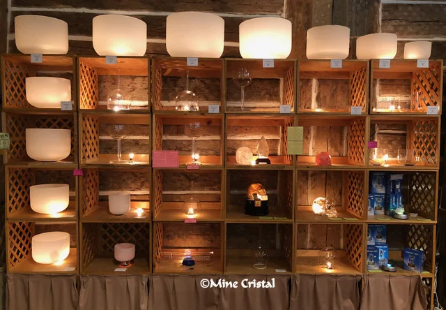 La boutique est ouverte durant nos événements du cristal. Là vous trouverez des cristaux, des bols chantants, les instruments Quartzophone et plus!