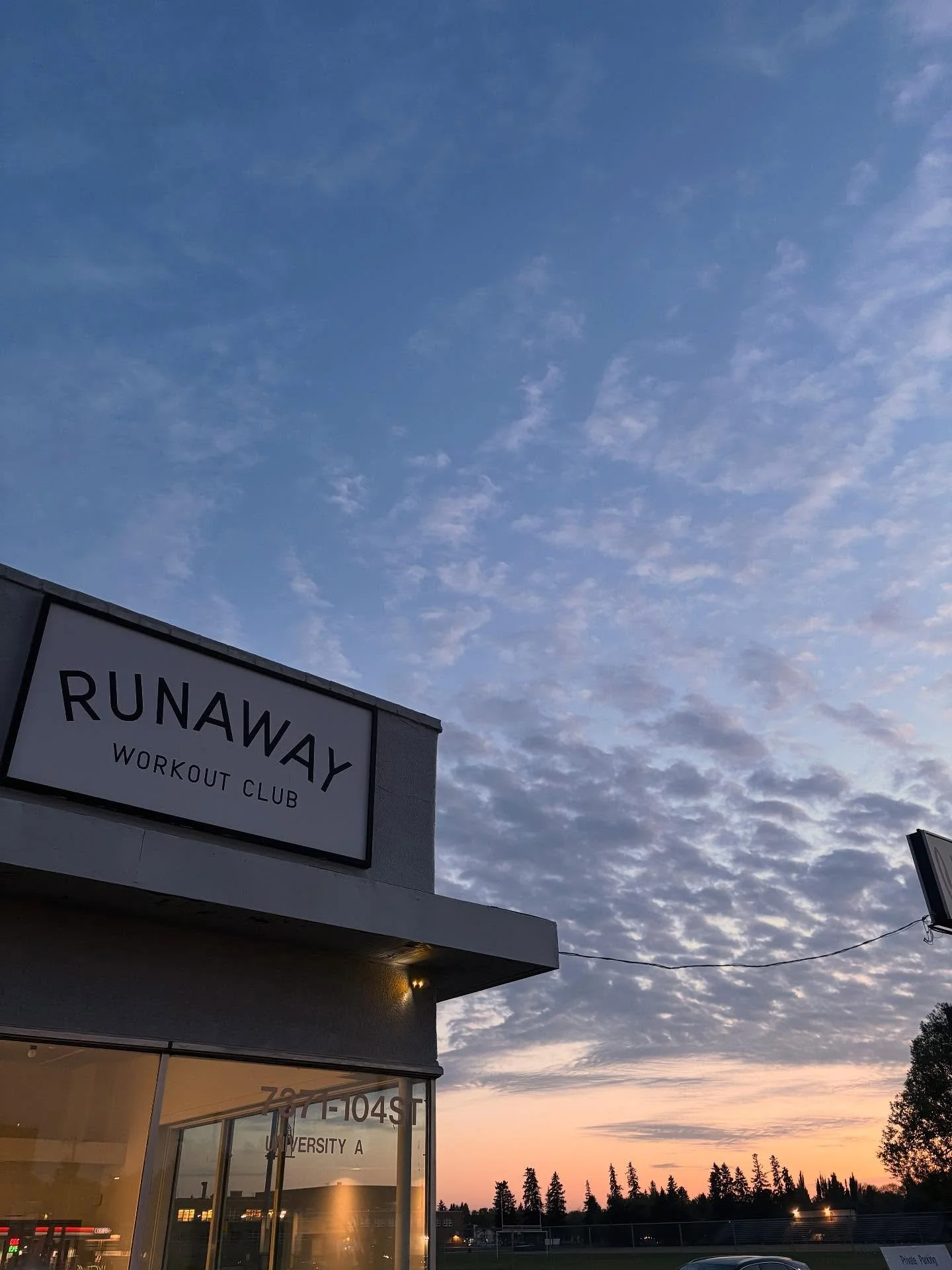 Sunsets + speed work 🚝⚡️ @runawayworkoutclub