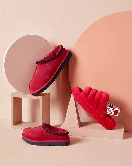 Cozy feet. Another shot I styled for @ugg s V Day collection #AMFpropstylist
🔻
🎀
🌷
📷: @leelacyd
@deckersbrands #ugg #deckers #uggslippers #fluffyeahslide #uggsandals #cozyfeet #vday #vdaygifts #stylist #propstylist #productphotography #uggshoes